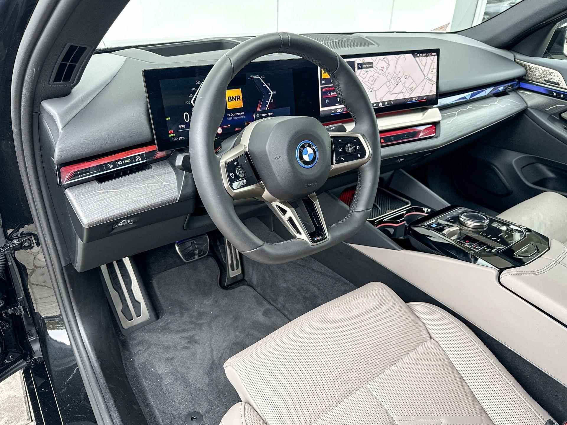 BMW i5 Sedan eDrive40 M-Sport  Pro / Adaptief Onderstel Prof /  21" / Bowers & Wilkins Surround Sound System / Head Up Display / Stoelverwarming voor en achter / Stuurwielrand Verwarming / Driving Assistant / Comfort Acces / Glazen Dak / Shadow Line /  Stoel Ventilatie / Adaptieve Led Koplampen / Selections - 29/29