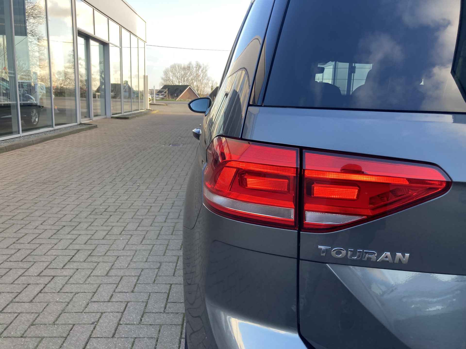 Volkswagen Touran 1.5 TSi 150pk DSG Comfortline Business 7-pers. CAMERA/NAVI/CARPLAY/TREKHAAK/PDC/STOELVERWARMING - 60/87