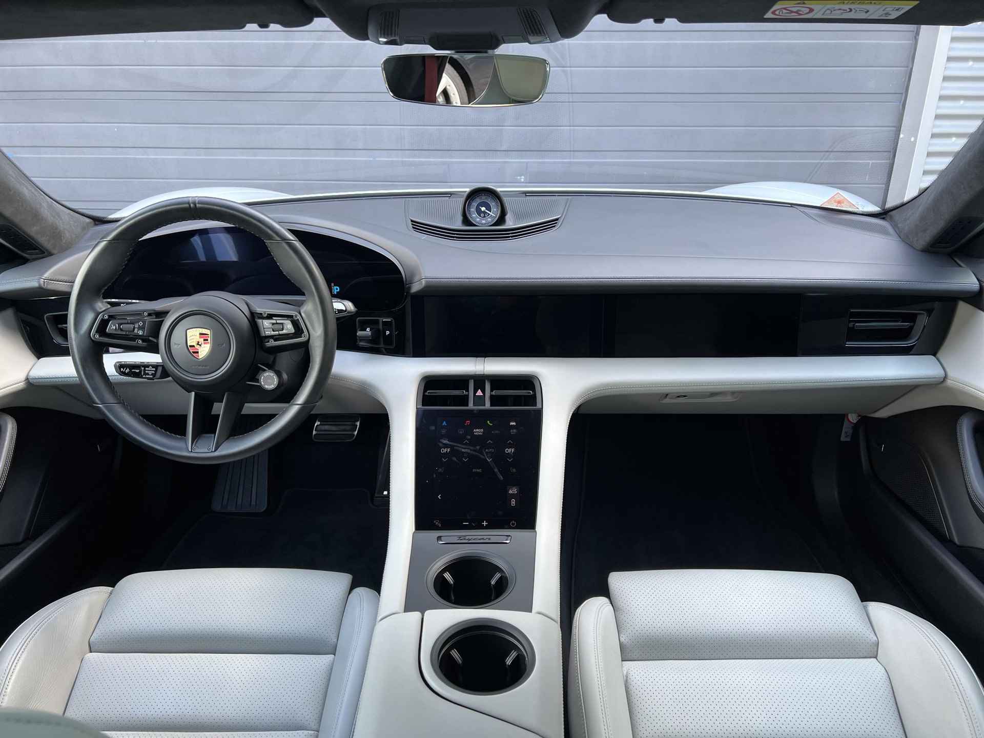 Porsche Taycan Turbo S 93 kWh / 3-Fase / Panorama Dak / Apple Carplay & Android Auto / Lederen Sportstoelen / Stoelverwarming & Verkoeling / - 2/46