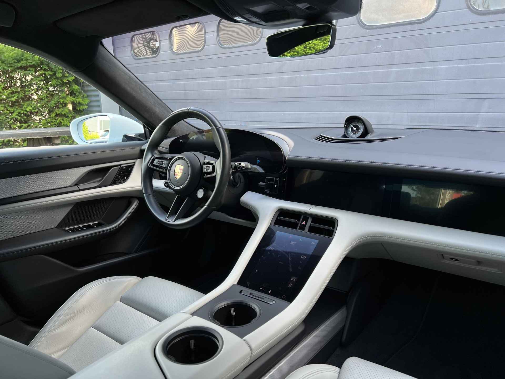 Porsche Taycan Turbo S 93 kWh / 3-Fase / Panorama Dak / Apple Carplay & Android Auto / Lederen Sportstoelen / Stoelverwarming & Verkoeling / - 12/46