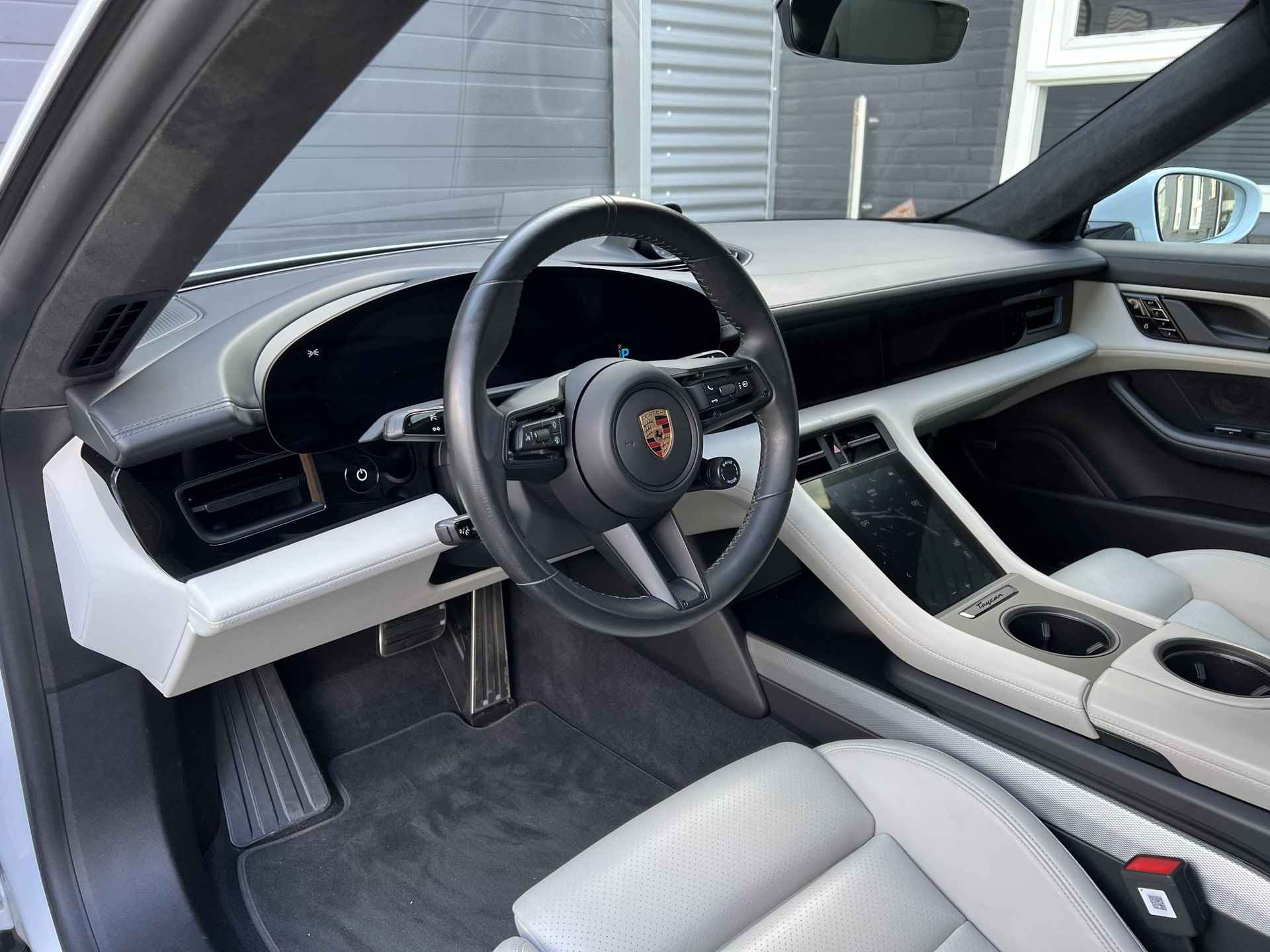 Porsche Taycan Turbo S 93 kWh / 3-Fase / Panorama Dak / Apple Carplay & Android Auto / Lederen Sportstoelen / Stoelverwarming & Verkoeling / - 18/46