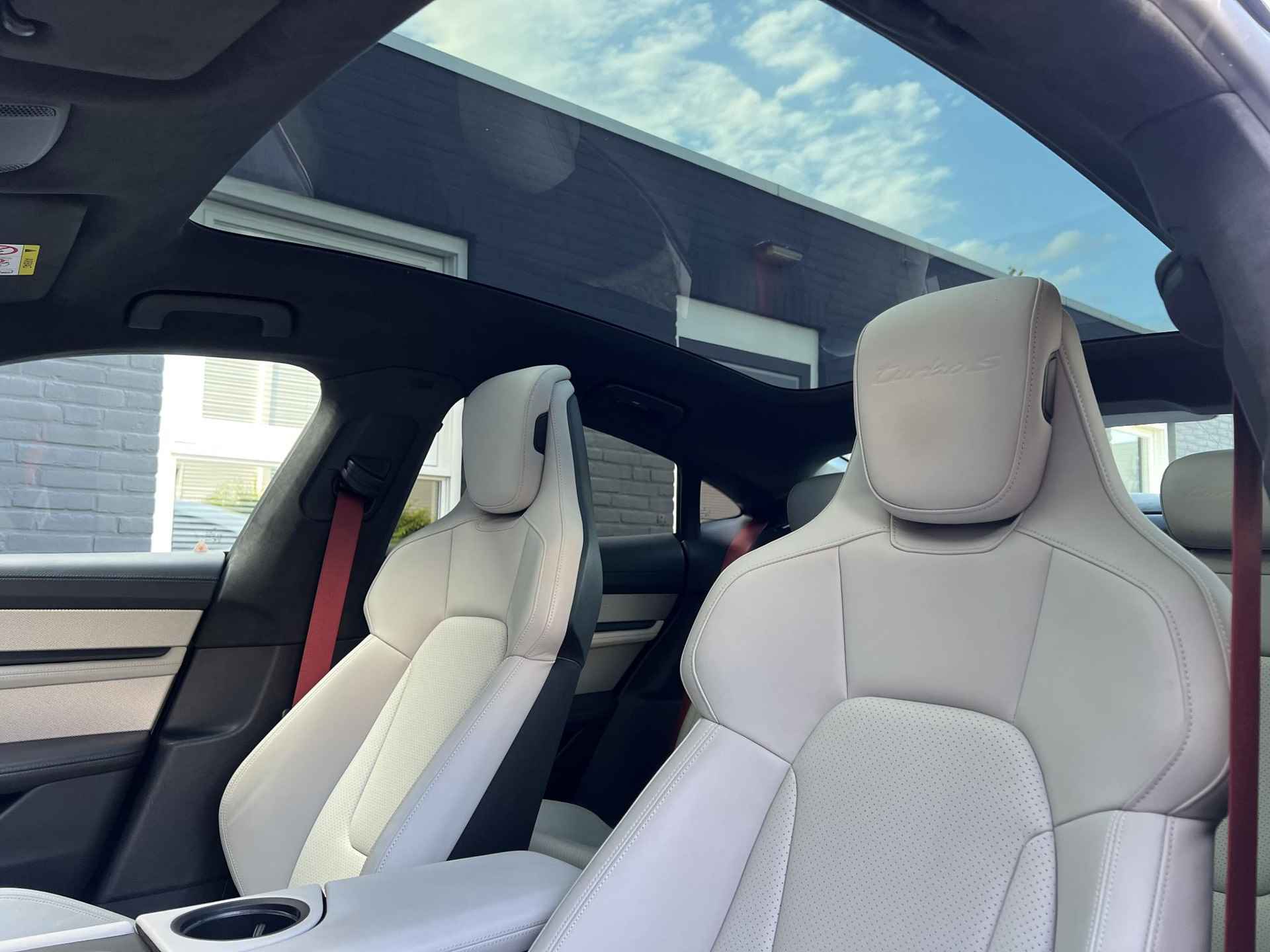 Porsche Taycan Turbo S 93 kWh / 3-Fase / Panorama Dak / Apple Carplay & Android Auto / Lederen Sportstoelen / Stoelverwarming & Verkoeling / - 21/46