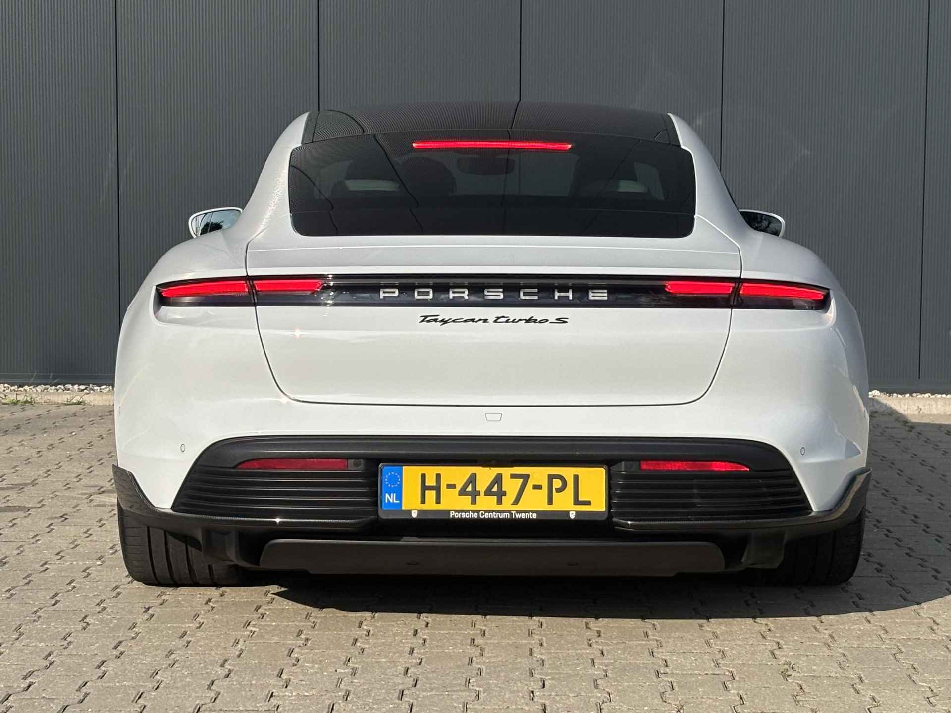 Porsche Taycan Turbo S 93 kWh / 3-Fase / Panorama Dak / Apple Carplay & Android Auto / Lederen Sportstoelen / Stoelverwarming & Verkoeling / - 23/46