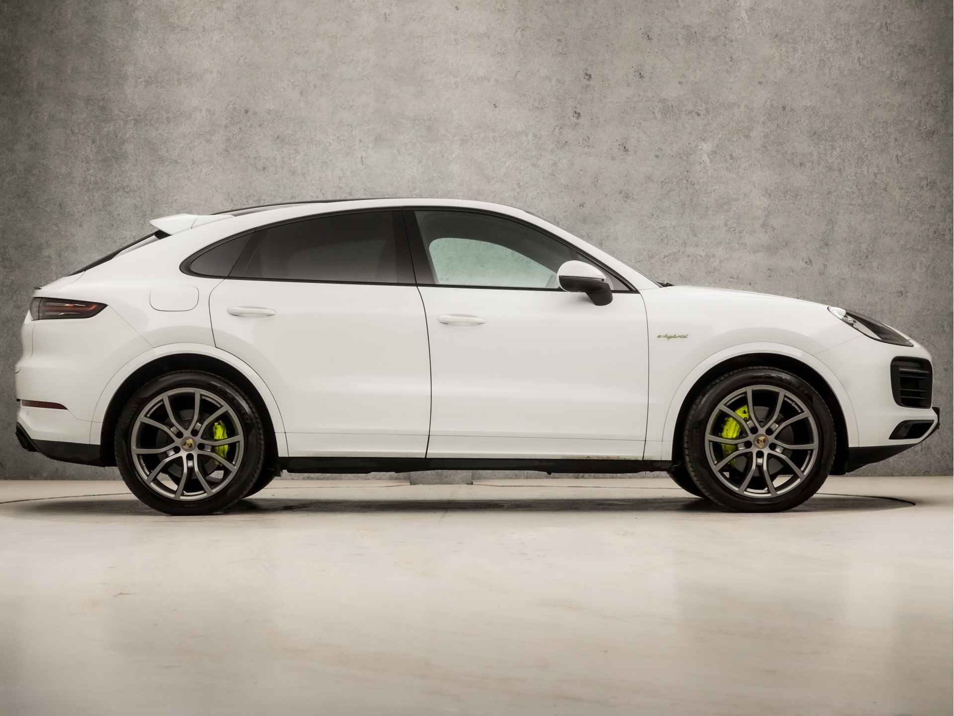 Porsche Cayenne Coupé 3.0 E-Hybrid SportDesign 463Pk Automaat (SPORTCHRONO PAKKET, PANORAMADAK, ALCANTARA STUUR EN HEMEL, APPLE CARPLAY, LUCHTVERING, KUIPSTOELEN, SFEERVERLICHTING, 360 CAMERA, HEAD-UP DISPLAY, NIEUWSTAAT) - 4/41