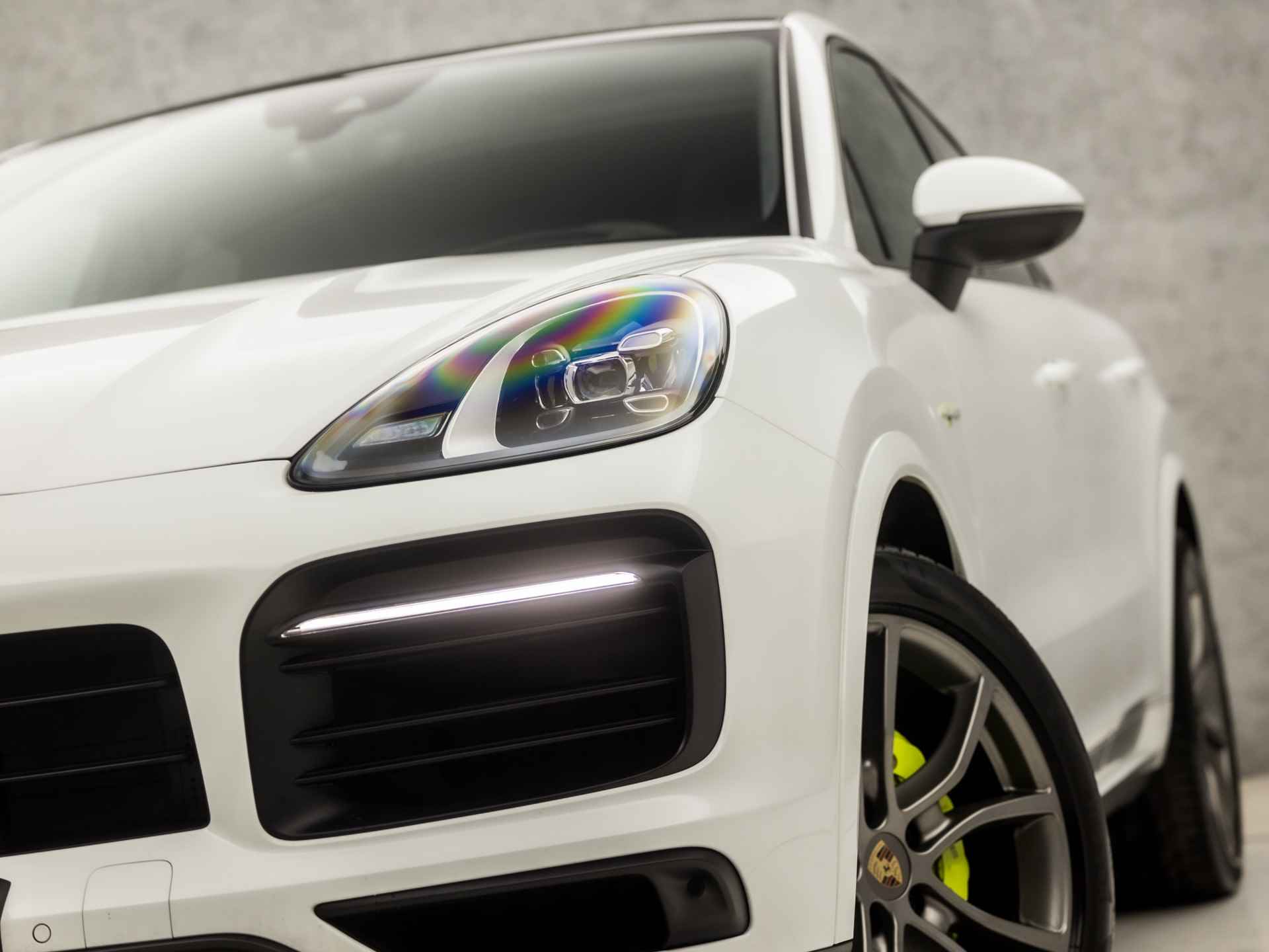 Porsche Cayenne Coupé 3.0 E-Hybrid SportDesign 463Pk Automaat (SPORTCHRONO PAKKET, PANORAMADAK, ALCANTARA STUUR EN HEMEL, APPLE CARPLAY, LUCHTVERING, KUIPSTOELEN, SFEERVERLICHTING, 360 CAMERA, HEAD-UP DISPLAY, NIEUWSTAAT) - 16/41