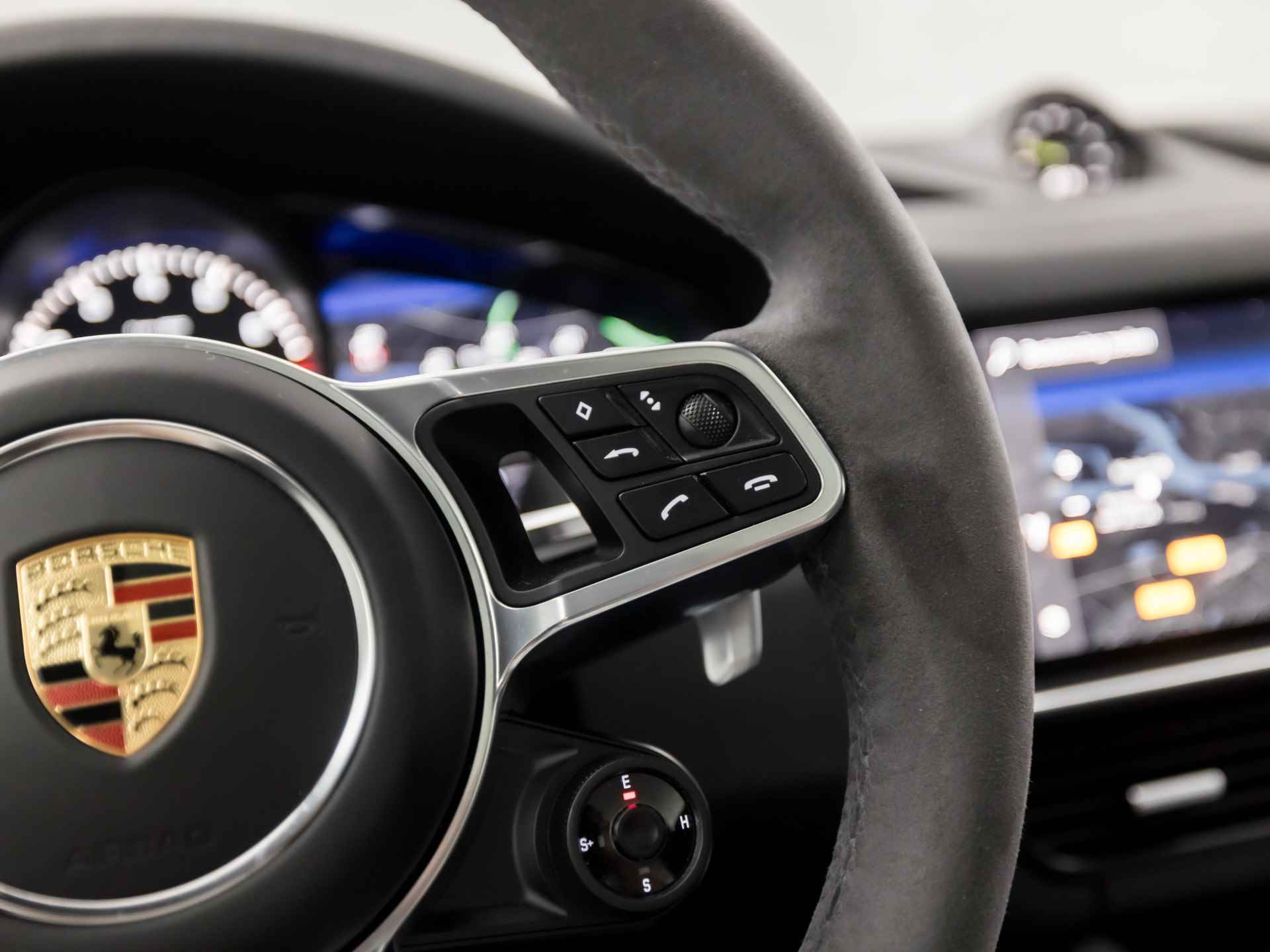 Porsche Cayenne Coupé 3.0 E-Hybrid SportDesign 463Pk Automaat (SPORTCHRONO PAKKET, PANORAMADAK, ALCANTARA STUUR EN HEMEL, APPLE CARPLAY, LUCHTVERING, KUIPSTOELEN, SFEERVERLICHTING, 360 CAMERA, HEAD-UP DISPLAY, NIEUWSTAAT) - 20/41