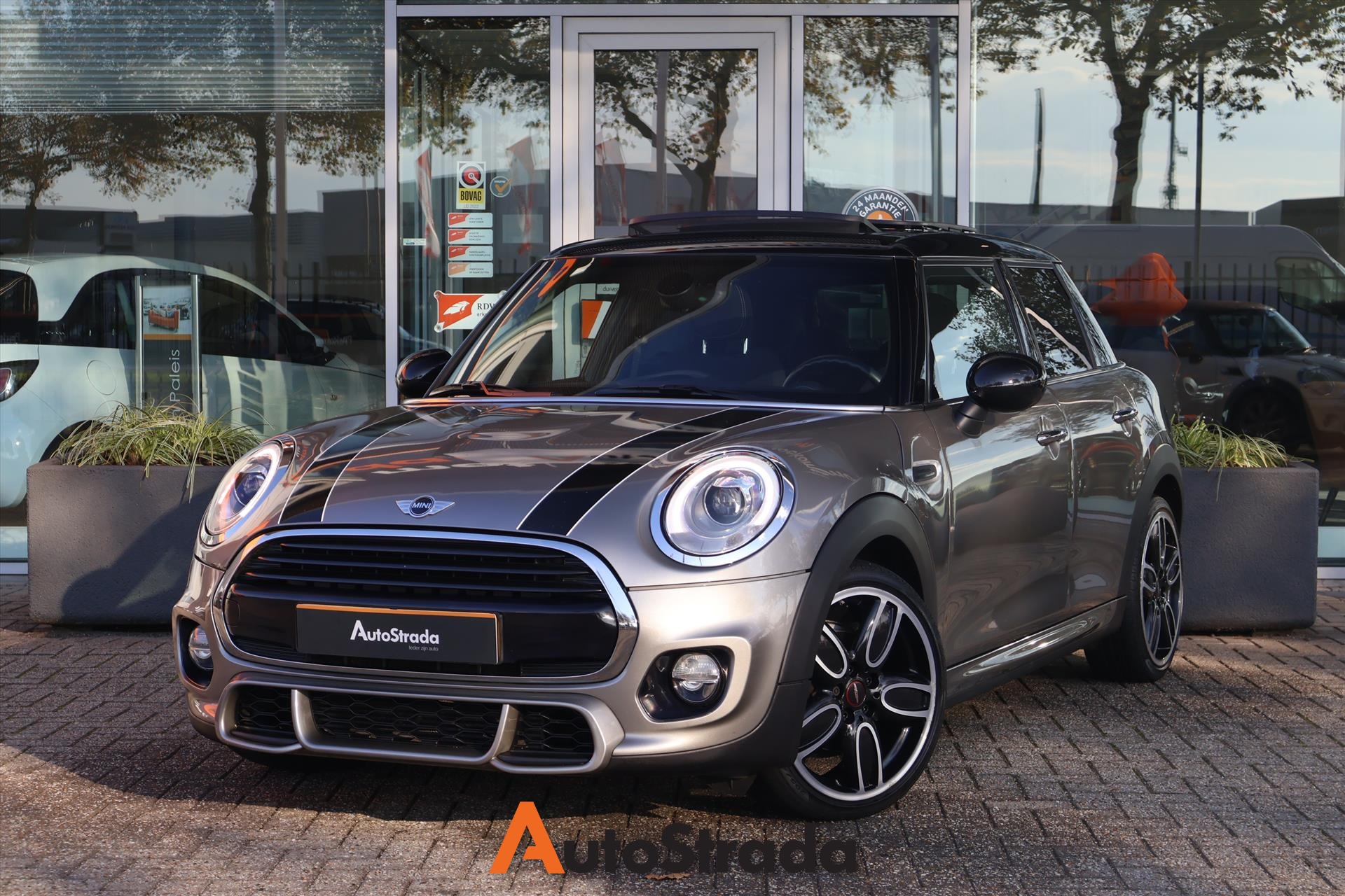 Mini Cooper JCW 1.5 136PK 5-Deurs AUT | Pano | Navi | Stoelverwarming | LED | Climate