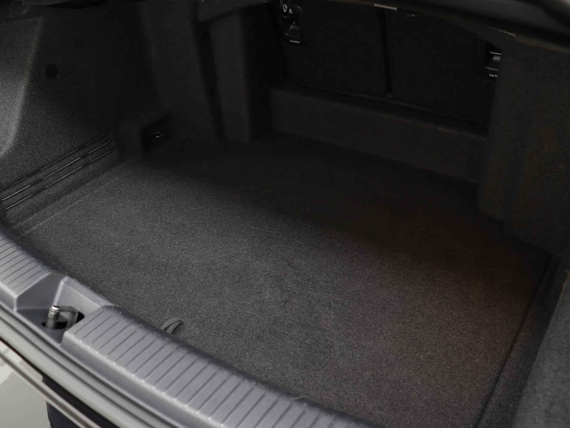 Volkswagen T-Roc Cabrio 1.5 TSI 150PK R-Line DSG | Navi | Camera | Stoel- en stuurverwarming | Adaptive Cruise | Apple CarPlay | Park Assist | 17" LM | - 18/55