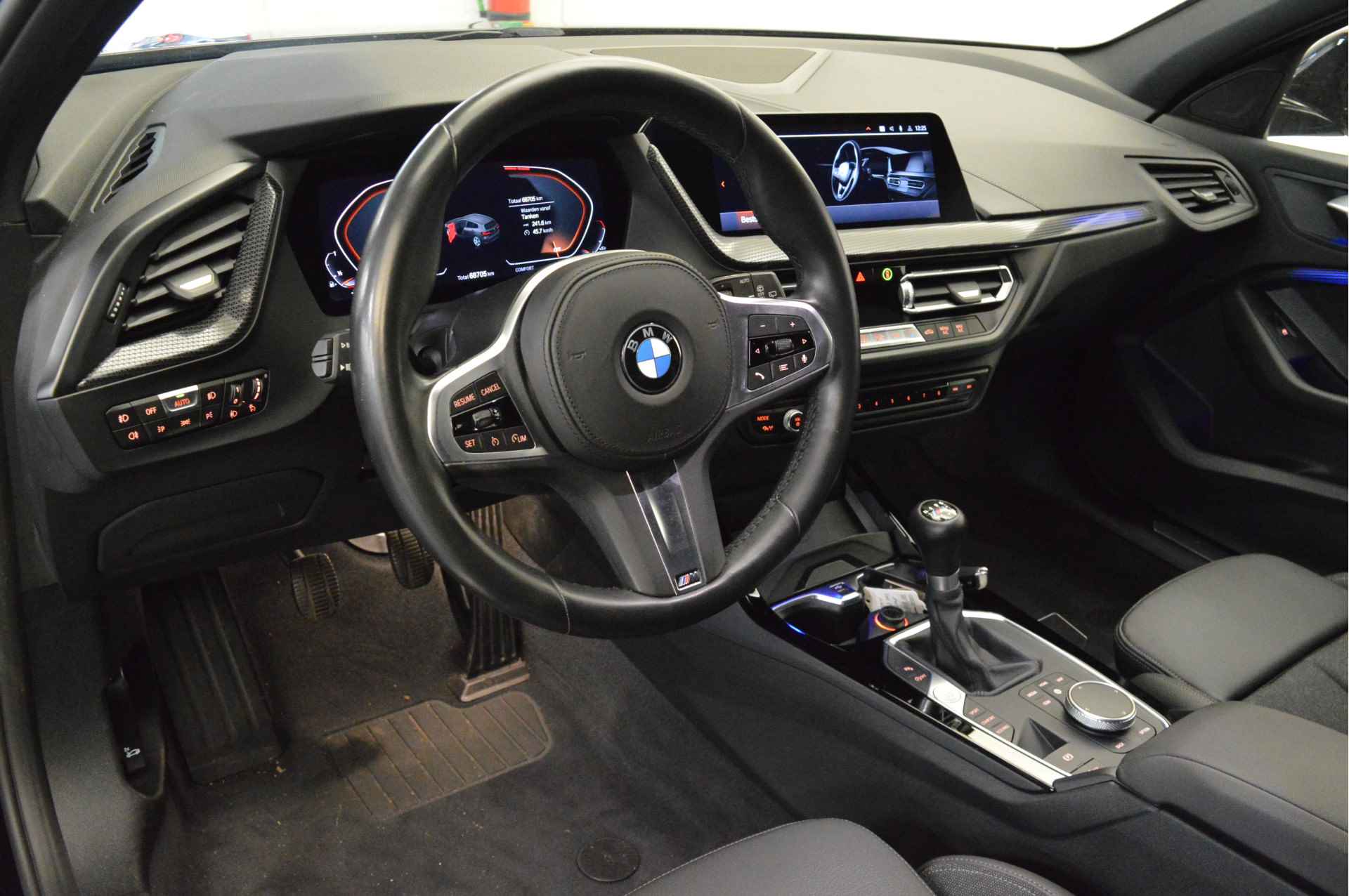 BMW 1-serie 118i Executive Sport Line Automaat / Sportstoelen / LED /  Live Cockpit Professional / Cruise Control / PDC voor + achter - 10/22
