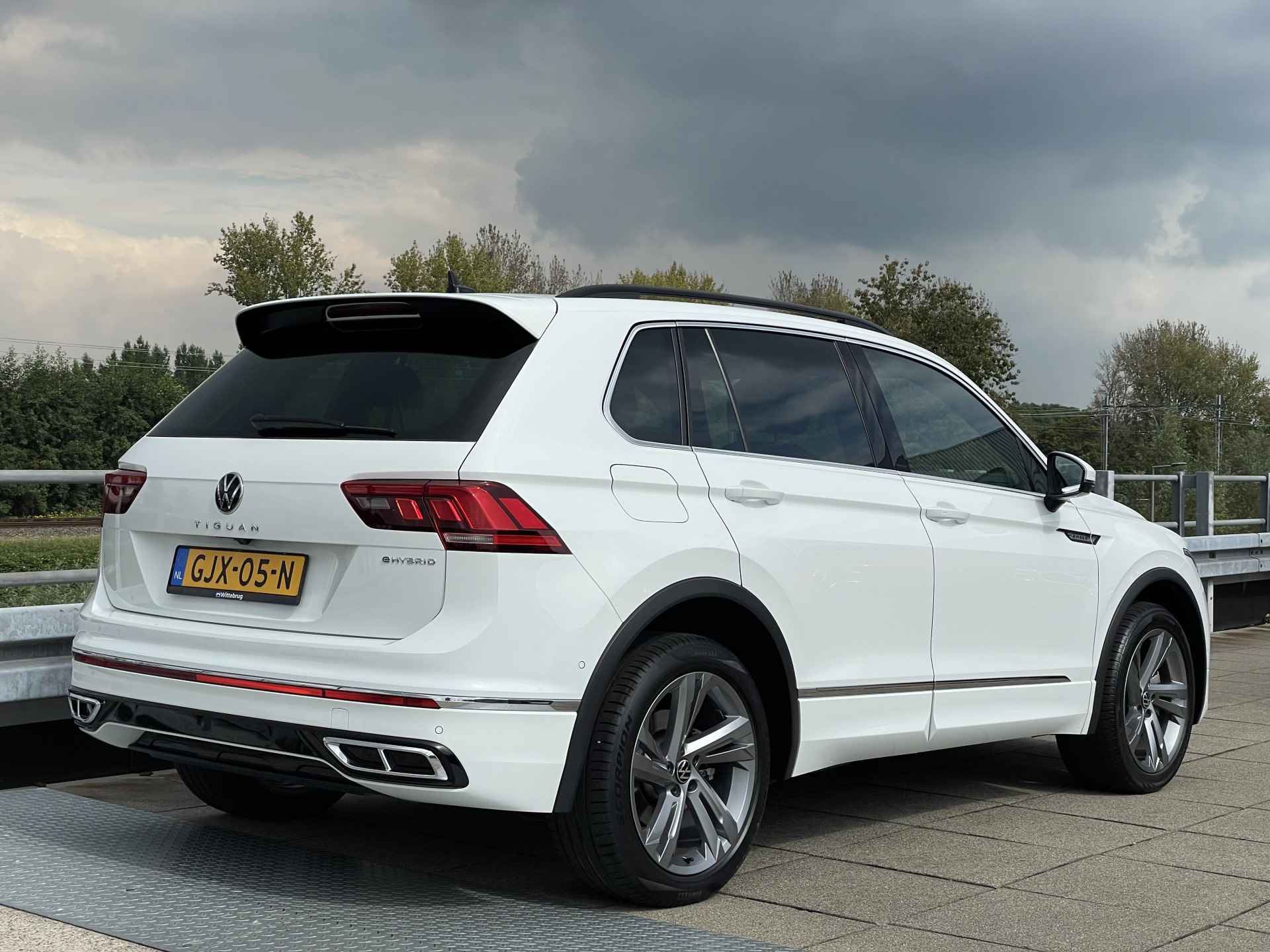 Volkswagen Tiguan 1.4 TSI eHybrid 245pk R-Line Business+ | Virtual Cockpit | Parkassist | Adaptive Cruise Control | - 37/42