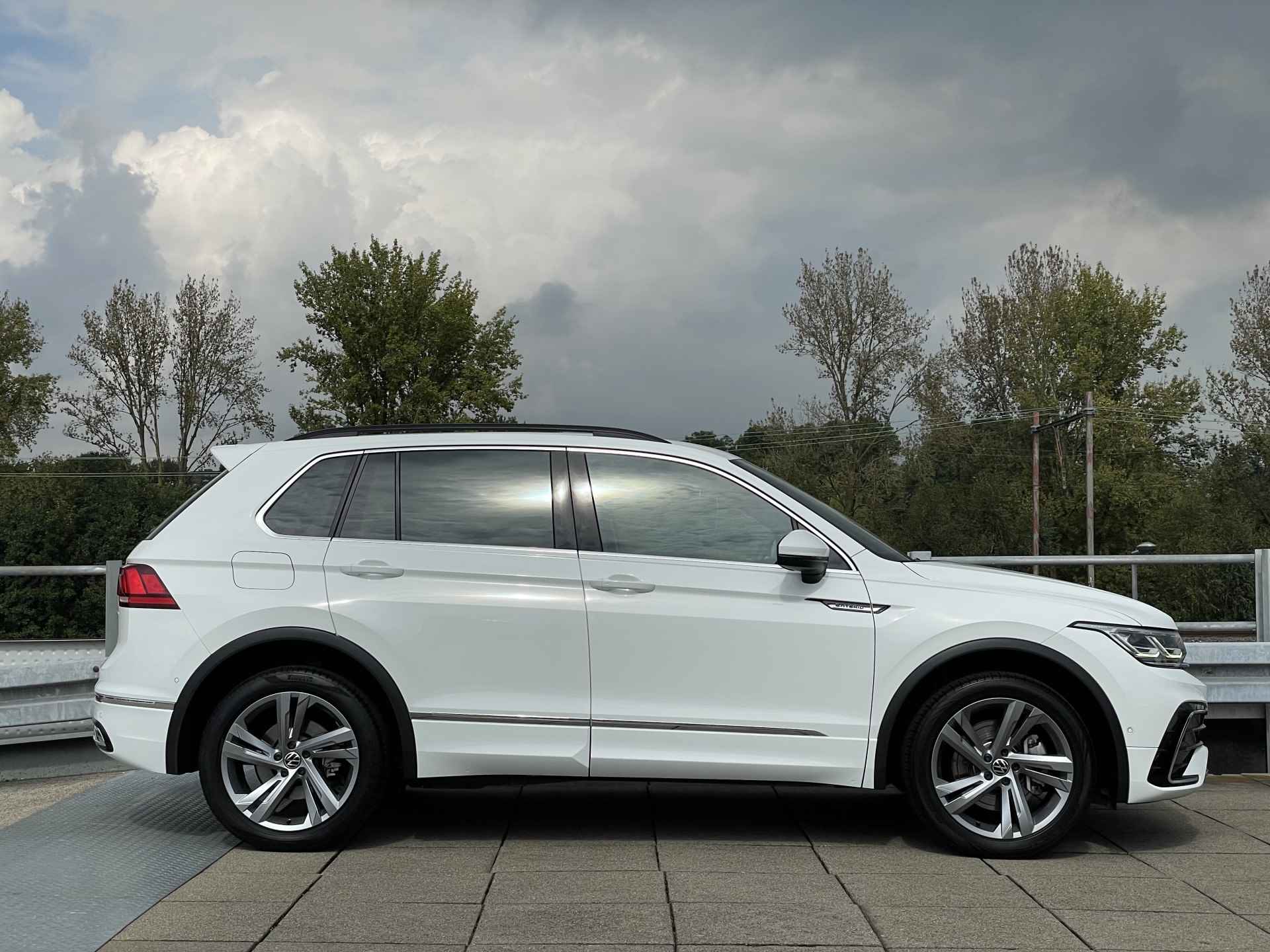 Volkswagen Tiguan 1.4 TSI eHybrid 245pk R-Line Business+ | Virtual Cockpit | Parkassist | Adaptive Cruise Control | - 38/42