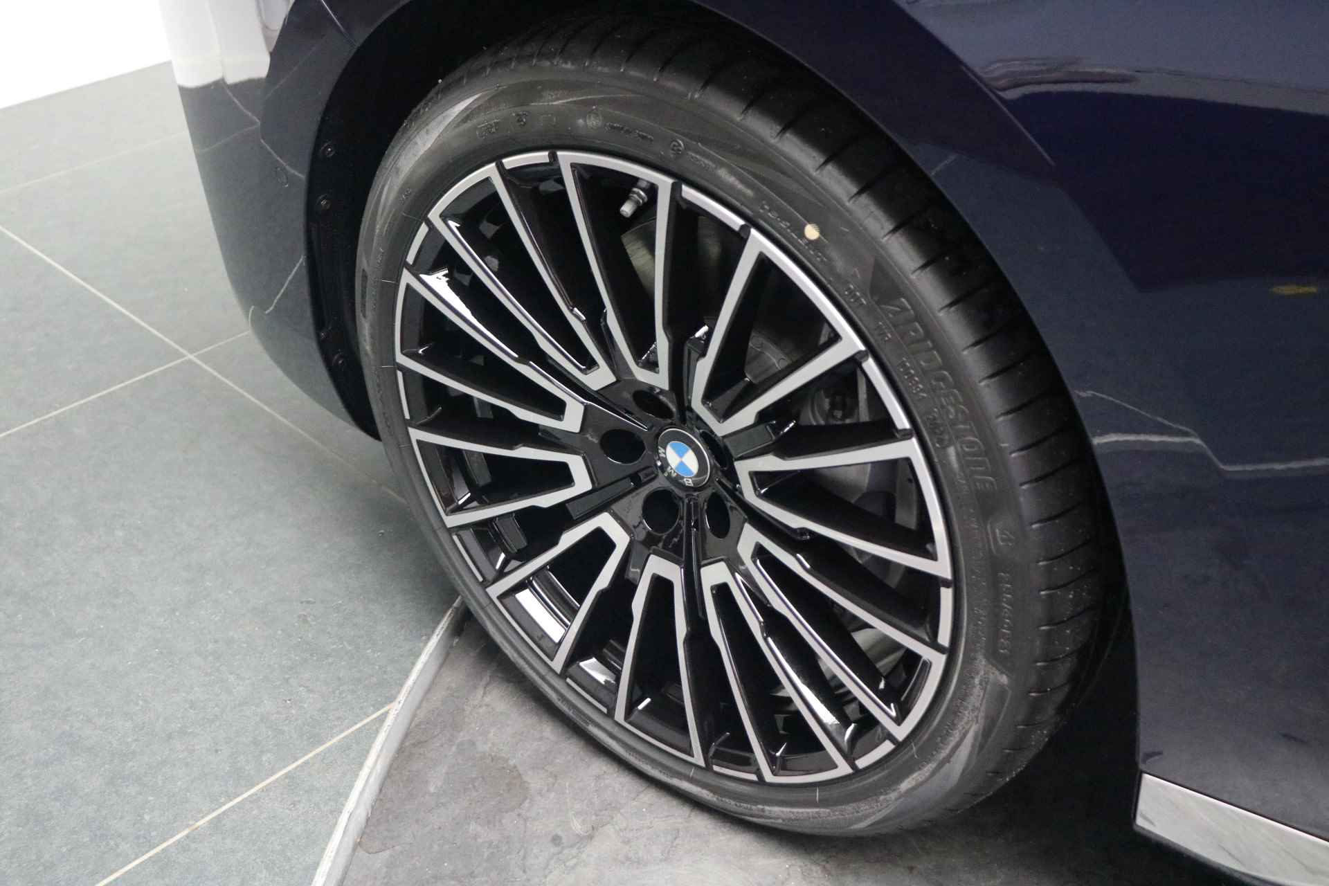 BMW i7 eDrive50 High Executive 106 kWh / Panoramadak Sky Lounge / Massagefunctie / Parking Assistant Professional / Multifunctionele Stoelen / Active Steering - 7/28