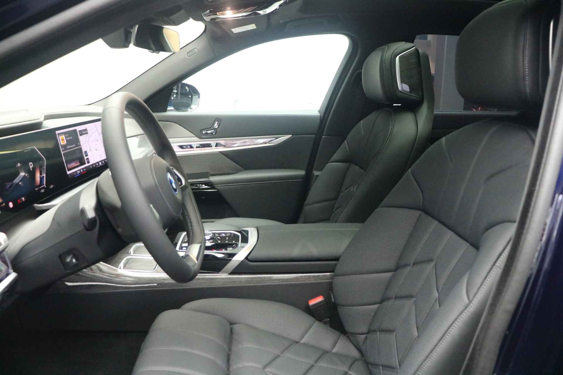 BMW i7 eDrive50 High Executive 106 kWh / Panoramadak Sky Lounge / Massagefunctie / Parking Assistant Professional / Multifunctionele Stoelen / Active Steering - 12/28