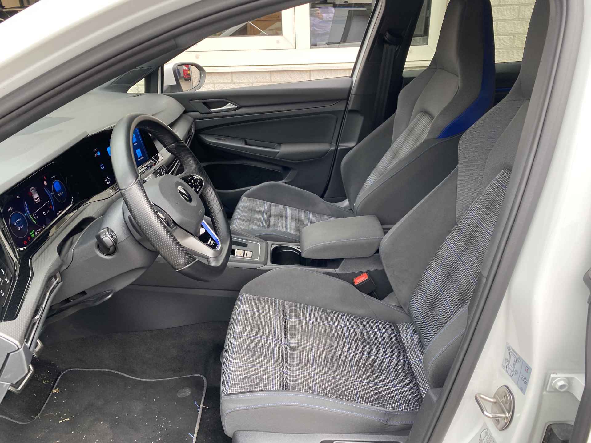 Volkswagen Golf 1.4 eHybrid GTE / AUTOMAAT/ 245 PK/ PARK. SENSOREN/ MATRIX/ STOEL EN STUUR VERWARM./ ADAPT. CRUISE/ APP CONNECT/ NAVI/ CLIMA/ DAB/ 18" LMV/ - 8/28