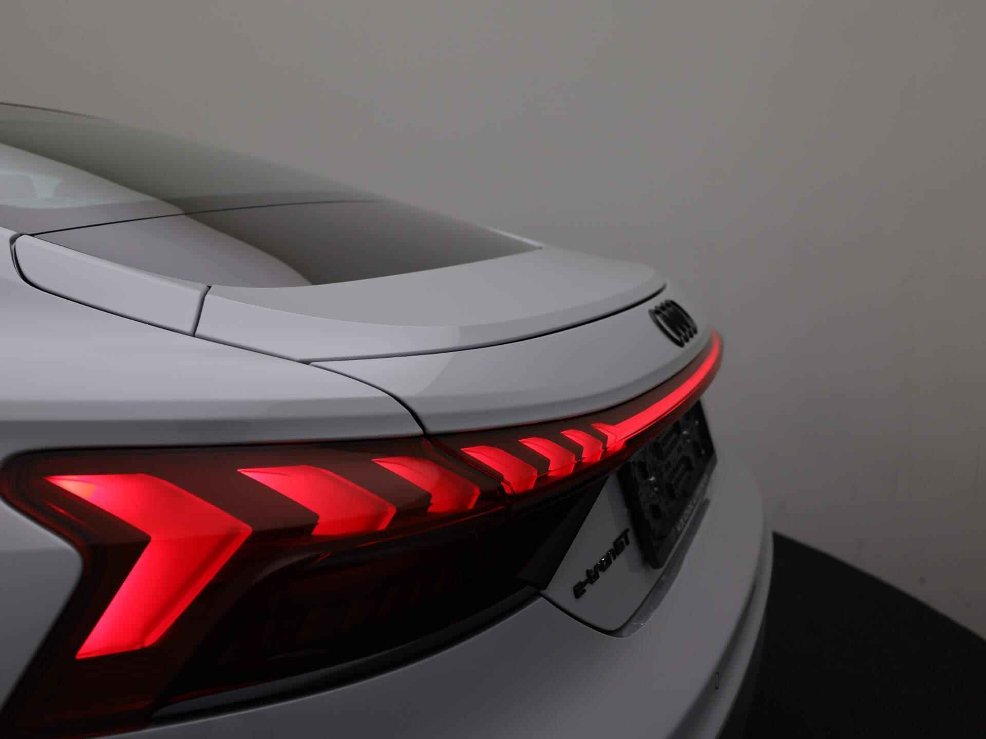 Audi e-tron GT 93 kWh/476PK · Elektrisch glazen panorama-dak · Lichtmetalen velgen 19" · Luchtvering · Voorraadkorting - 42/53