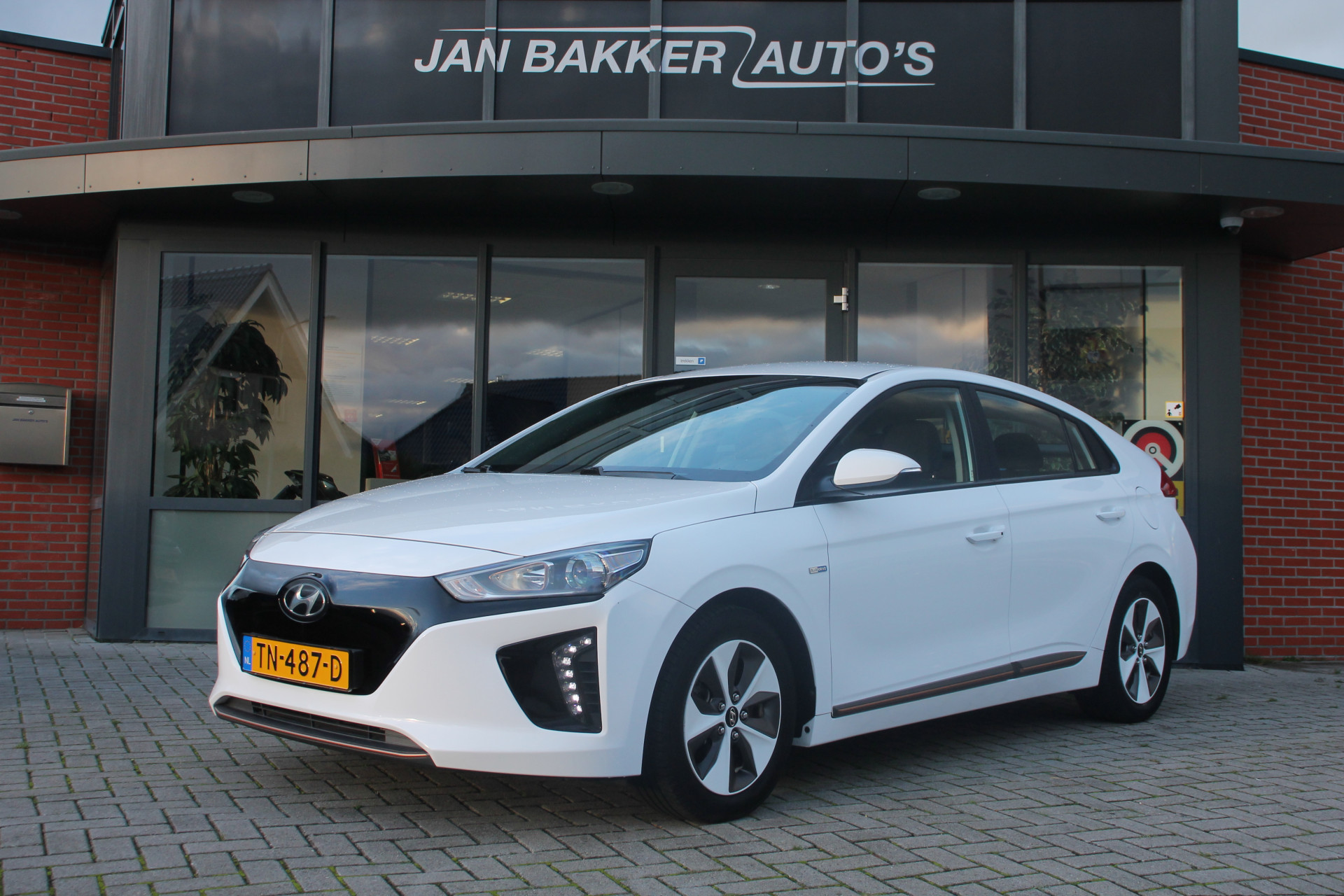 Hyundai IONIQ Comfort EV | Carplay | Clima | Subsidie €2000,- aan te vragen bij viaBOVAG.nl