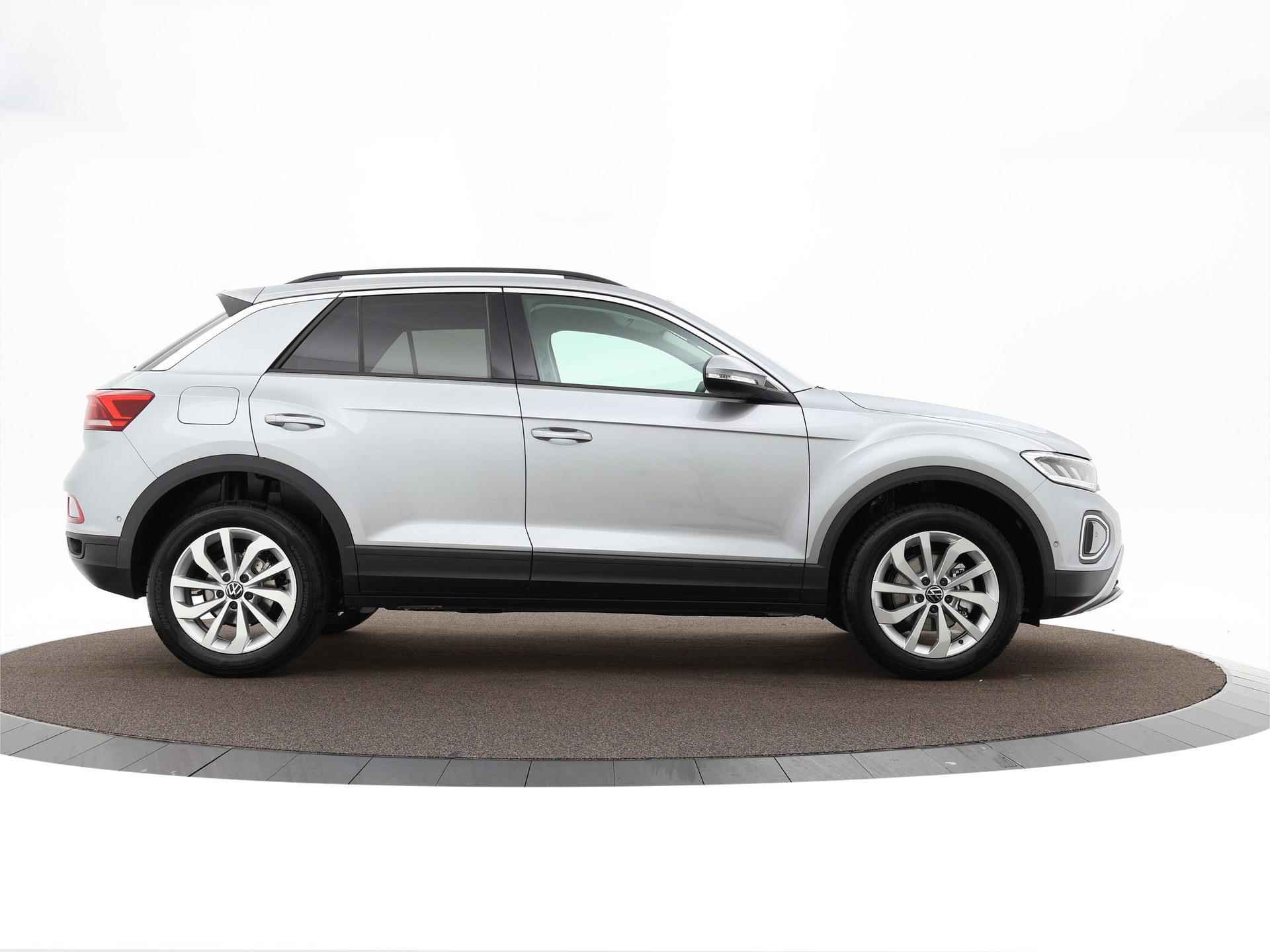 Volkswagen T-Roc Life Edition 1.0 TSI 116 pk 6 versn. Hand · Airconditioning automatisch, 2-zone (climatronic) · Privatelease vanaf €,-398 per maand · Incl. inruilvoordeel · - 32/41