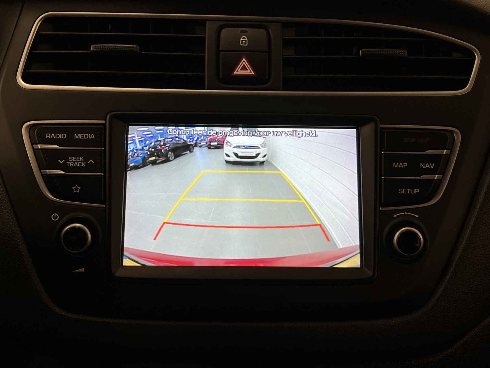 Hyundai i20 1.0 T-GDI Comfort NAVIGATIE | PARRKEERCAMERA | CLIMATE CONTROL | KEURIGE AUTO! - 28/42