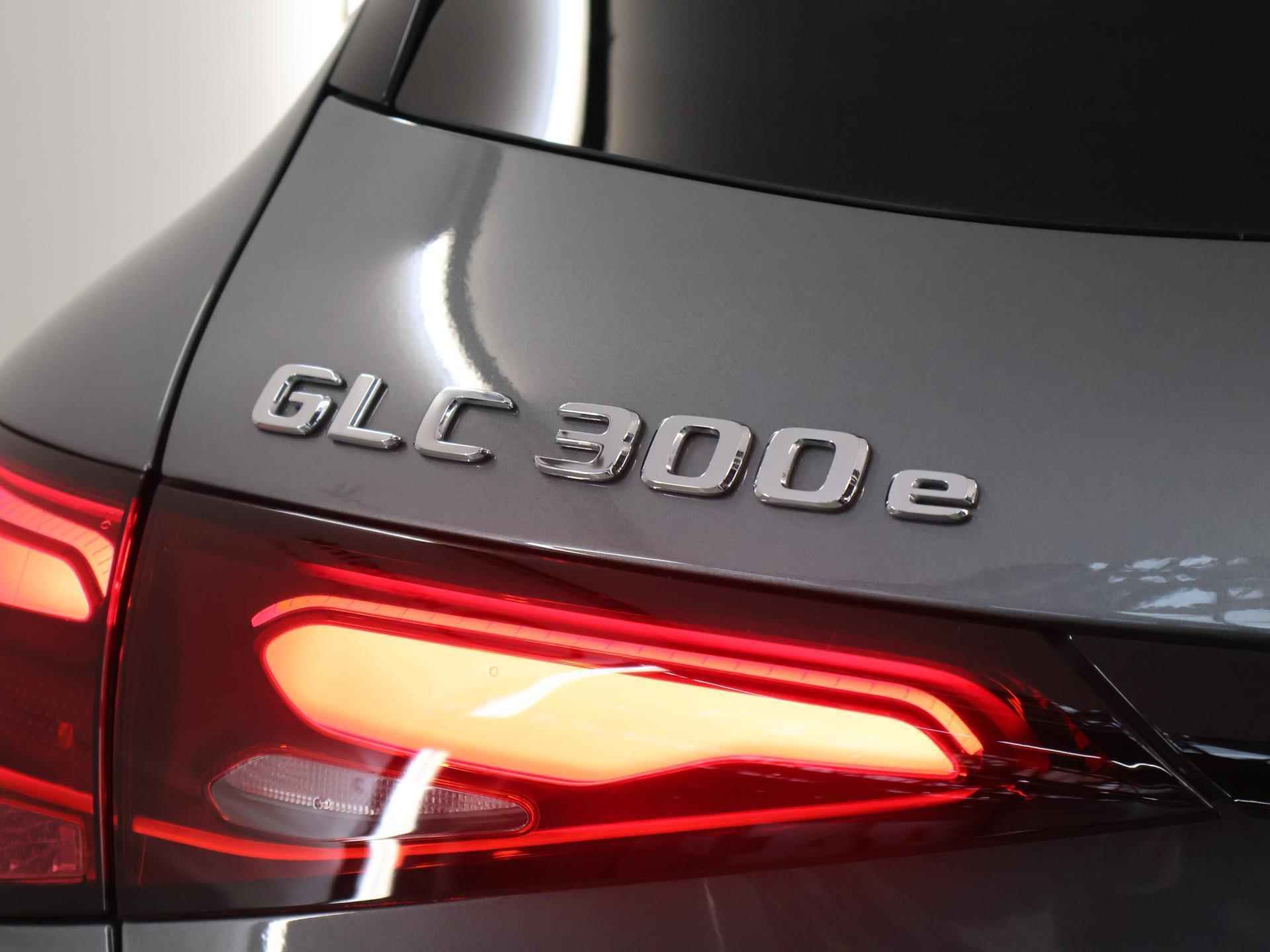 Mercedes-Benz GLC-klasse 300e 4MATIC AMG Premium Plus | Panoramadak | Memory pakket | Digital Light | Keyless Go | 20 inch Multispaaks Velgen | Treeplanken - 42/47
