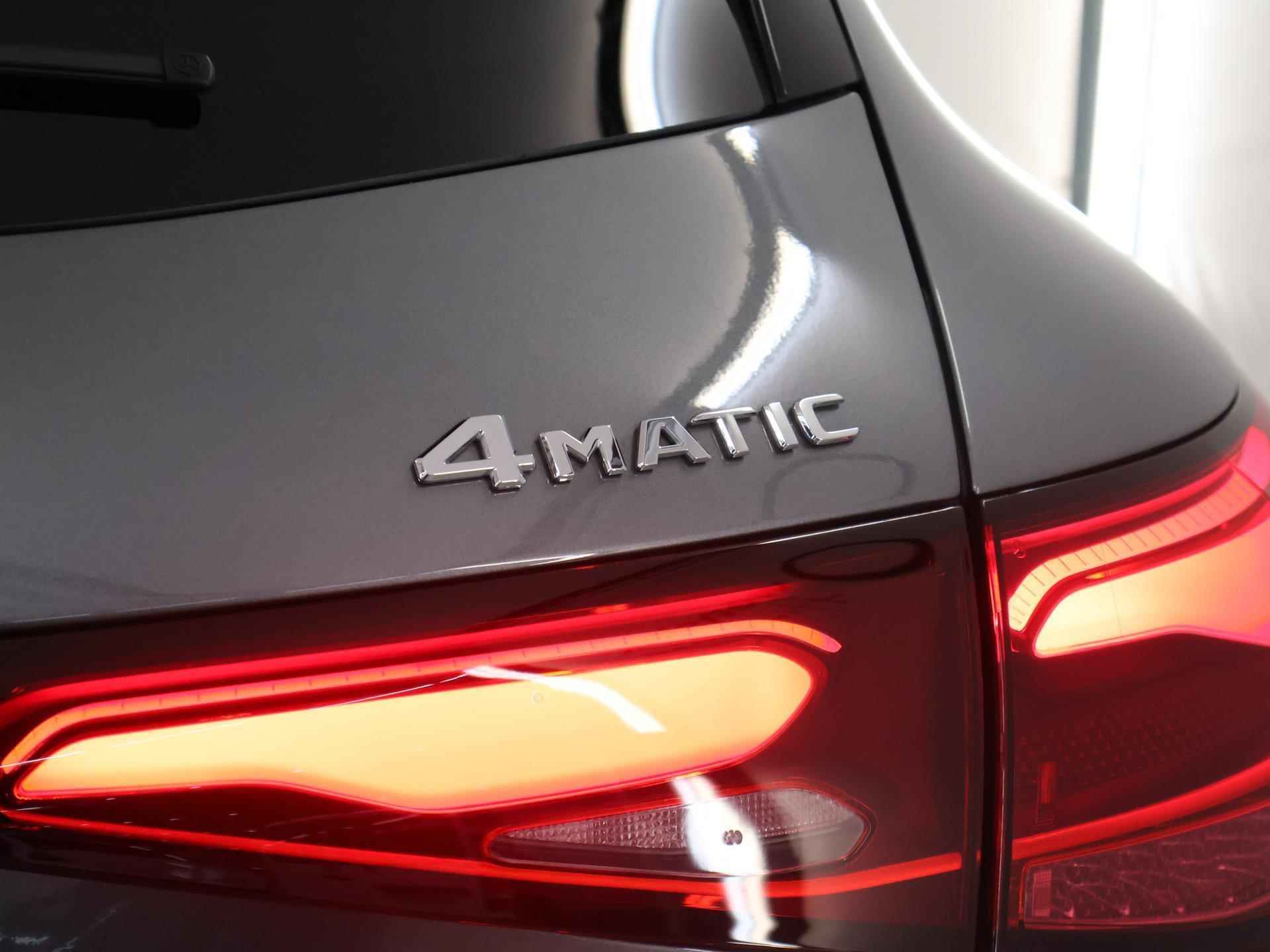 Mercedes-Benz GLC-klasse 300e 4MATIC AMG Premium Plus | Panoramadak | Memory pakket | Digital Light | Keyless Go | 20 inch Multispaaks Velgen | Treeplanken - 43/47