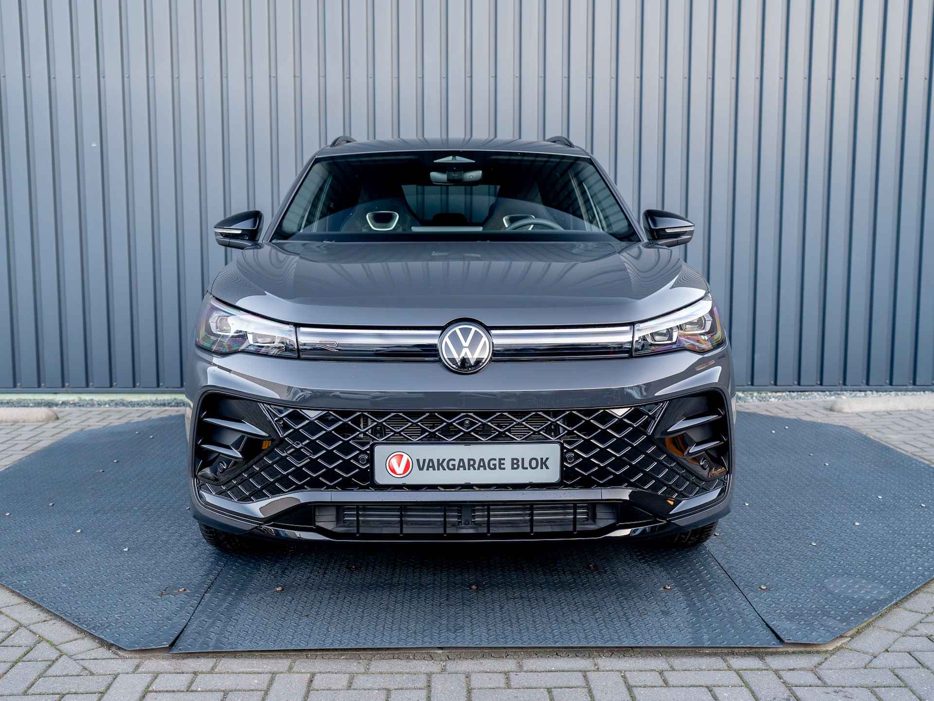 Volkswagen Tiguan 1.5 eTSI R-Line Edition | Trekhaak wegkl. | IQ Light | 360 Camera | Side Assist | Prijs Rijklaar!! - 55/63