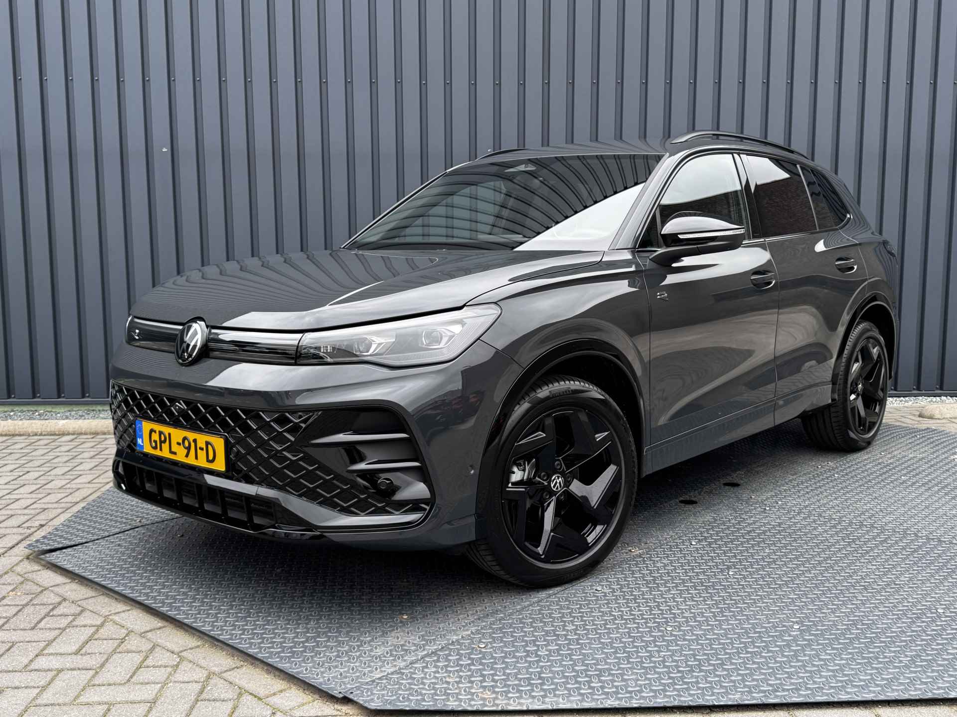 Volkswagen Tiguan 1.5 eTSI R-Line Edition | Trekhaak wegkl. | IQ Light | 360 Camera | Side Assist | Prijs Rijklaar!! - 56/63