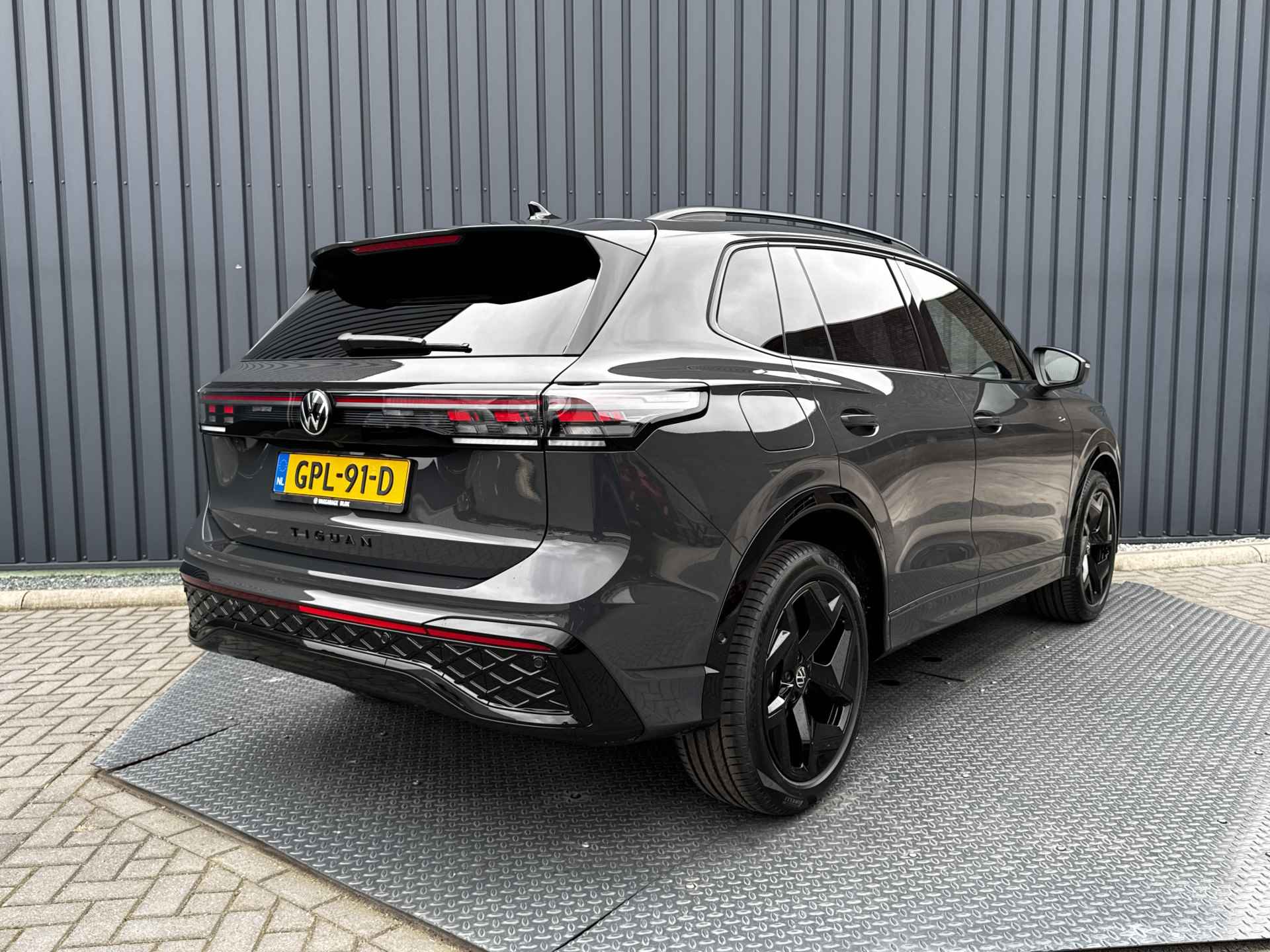 Volkswagen Tiguan 1.5 eTSI R-Line Edition | Trekhaak wegkl. | IQ Light | 360 Camera | Side Assist | Prijs Rijklaar!! - 62/63