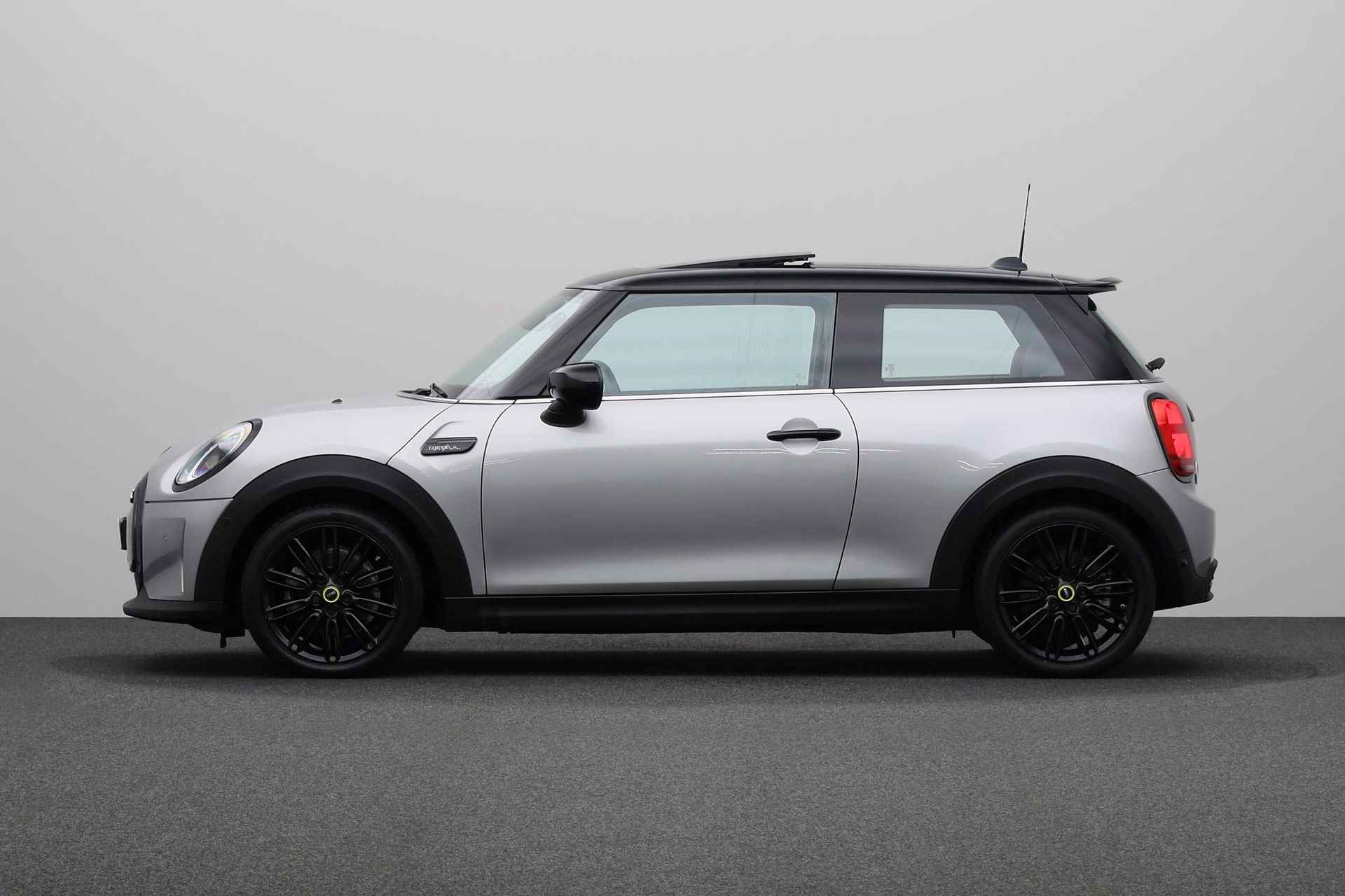 MINI Electric Classic 33 kWh | Achteruitrijcamera | Black Exterior Pack | Glazen panoramadak | Apple Carplay - 14/30