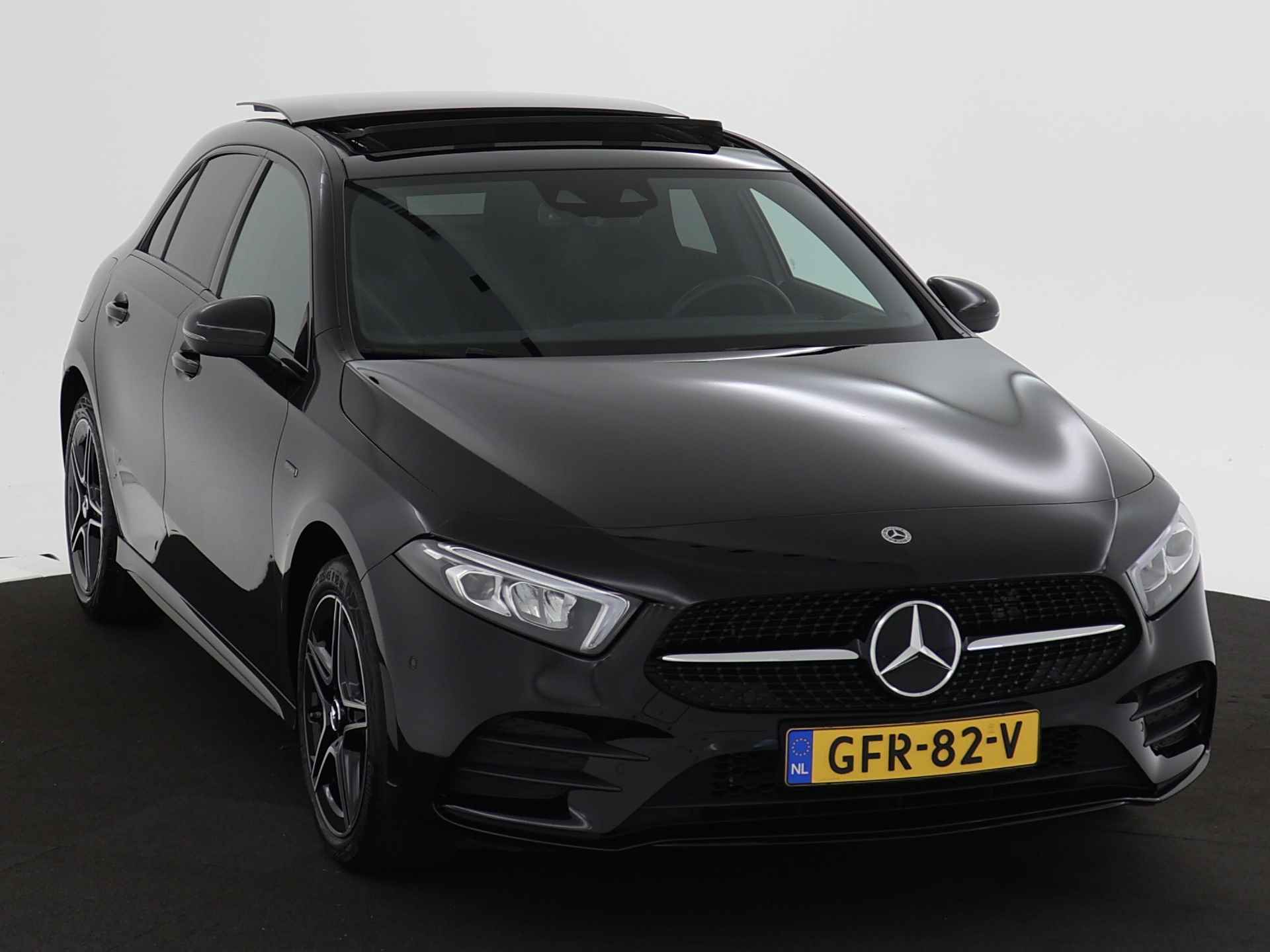 Mercedes-Benz A-Klasse 250 e AMG Limited Panorama Schuif-Kanteldak | AMG Styling | Sfeerverlichting | Spiegelpakket. | Inclusief 24 maanden Mercedes-Benz Certified garantie voor Europa. - 29/45