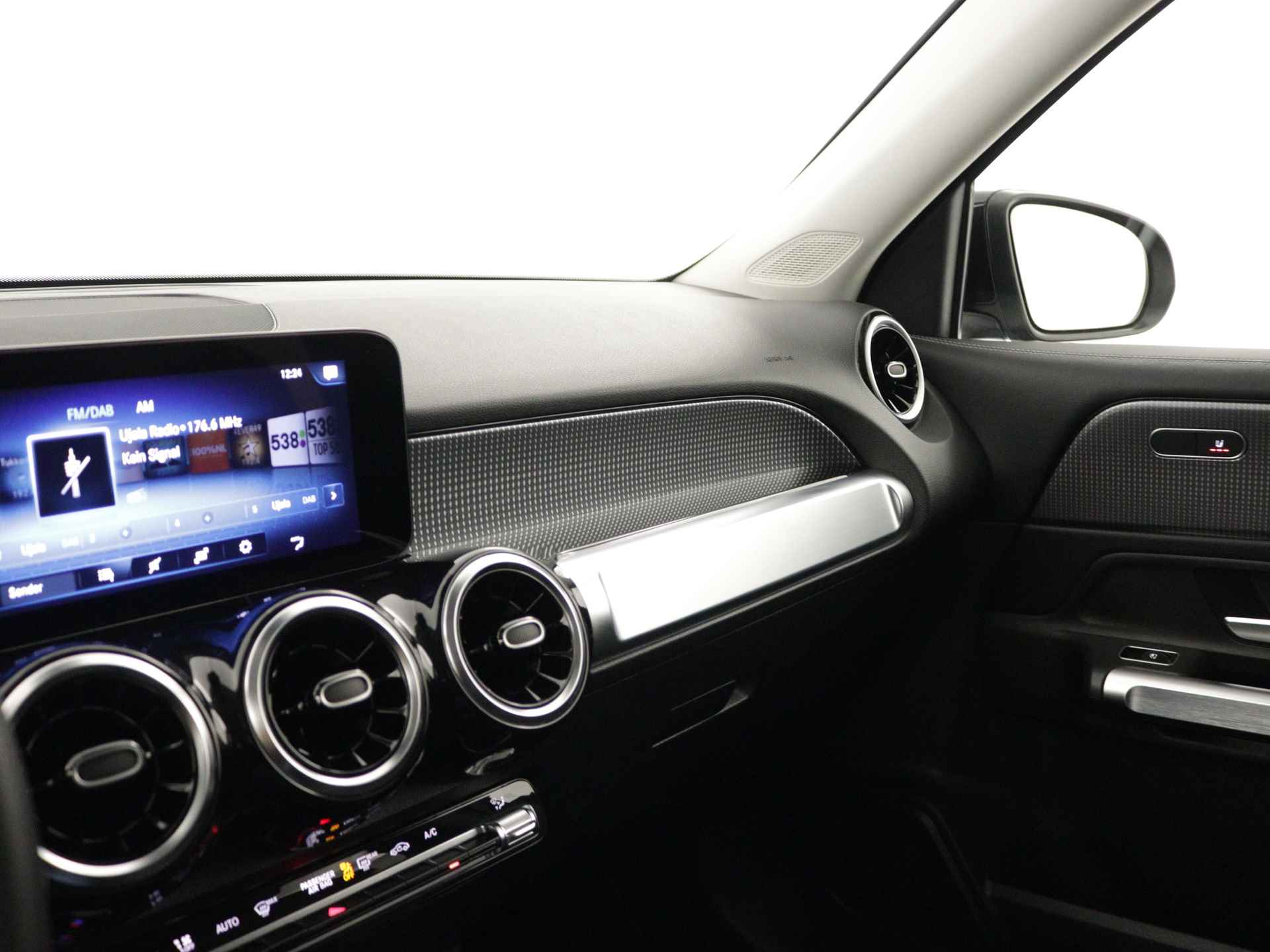 Mercedes-Benz GLB 200 7 Persoons | Achteruitrijcamera | Stoelverwarming | Navigatie | Apple Carplay | Inclusief 24 maanden MB Certified garantie voor Europa. - 8/45