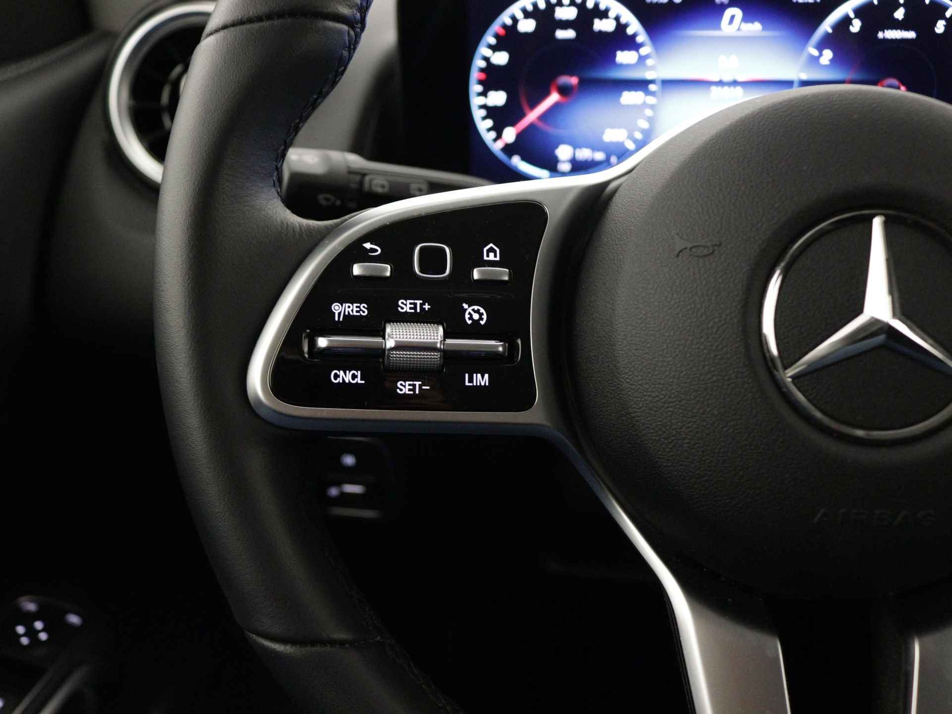 Mercedes-Benz GLB 200 7 Persoons | Achteruitrijcamera | Stoelverwarming | Navigatie | Apple Carplay | Inclusief 24 maanden MB Certified garantie voor Europa. - 23/45