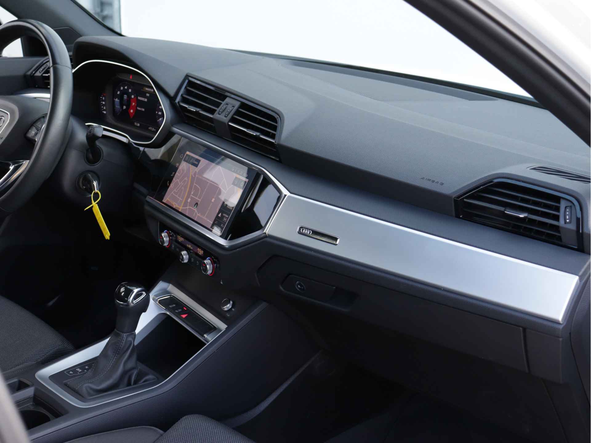 Audi Q3 35 TFSI S Line | S-Line | Trekhaak | Matrix LED | 19 Inch | Trekhaak | Camera | MMI-Plus Navigatie | NL-auto - 26/45