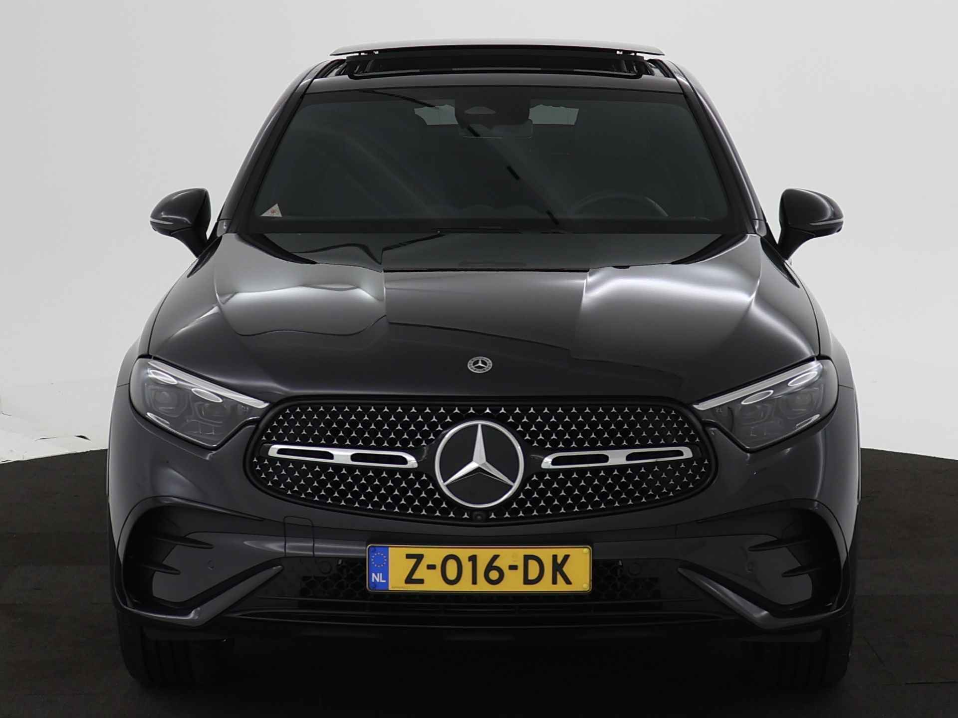 Mercedes-Benz GLC 300 e 4M AMG Plug-In Hybride | Navigatie | Rondomzicht camera | Panoramadak | Dodehoek Assistent | Inclusief 24 maanden MB Certified garantie voor Europa. - 28/46