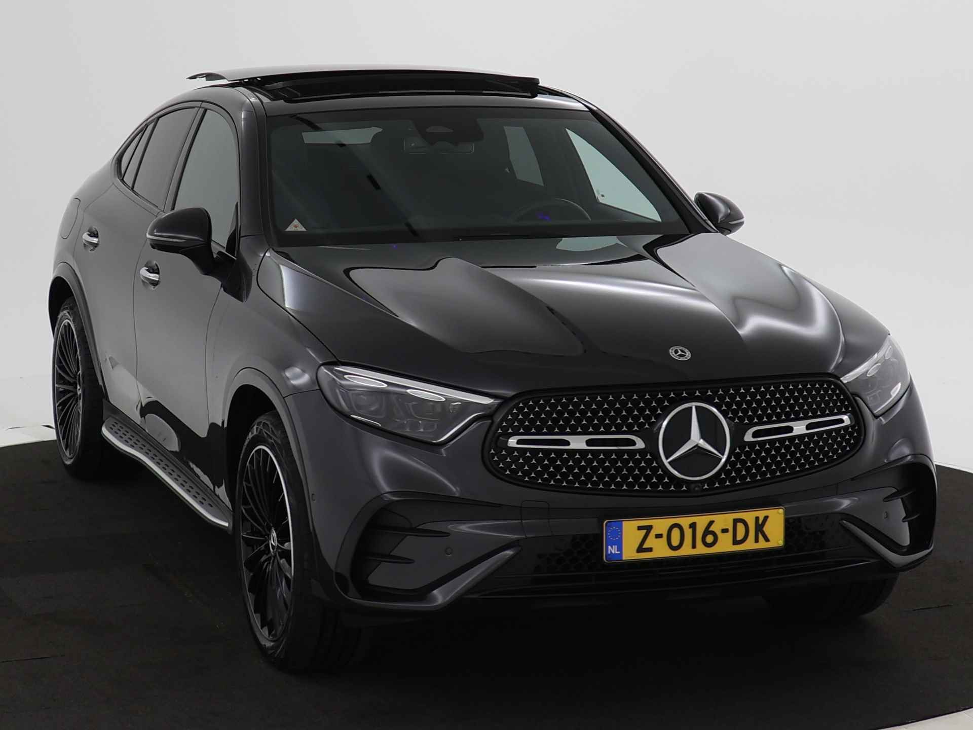 Mercedes-Benz GLC 300 e 4M AMG Plug-In Hybride | Navigatie | Rondomzicht camera | Panoramadak | Dodehoek Assistent | Inclusief 24 maanden MB Certified garantie voor Europa. - 29/46