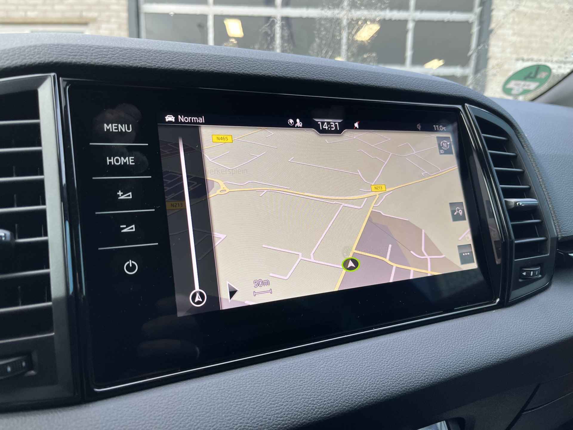 Škoda Karoq 1.5 TSI Sportline / AUTOMAAT/ PANO/ PARK. SENSOREN/ MATRIX/ CRUISE/ KEYLESS/ STOEL EN STUUR VERWARM./ APP CONNECT/ VOORRUIT VERWARM./ NAVI/ CLIMA/ - 13/23