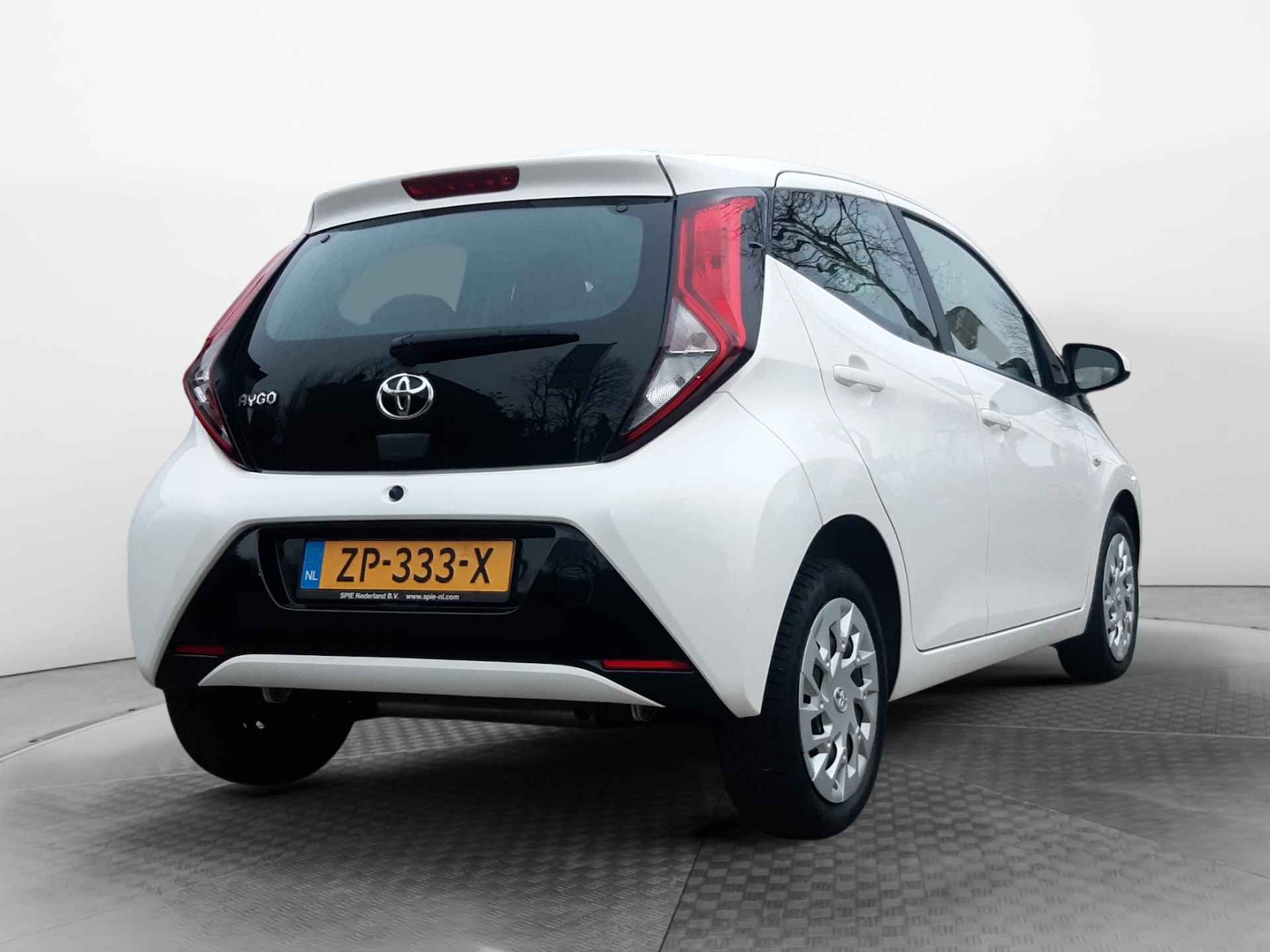 Toyota Aygo 1.0 VVT-i x-play (73 PK) 1e Eig, Keurig-Onderh, 12-Mnd-BOVAG, NL-Auto, Navigatie/Apple-Carplay/Android-Auto, Cruisecontrol, Achteruitrijcamera, Airco, Hill-Hold, Privacy-Glas - 4/36