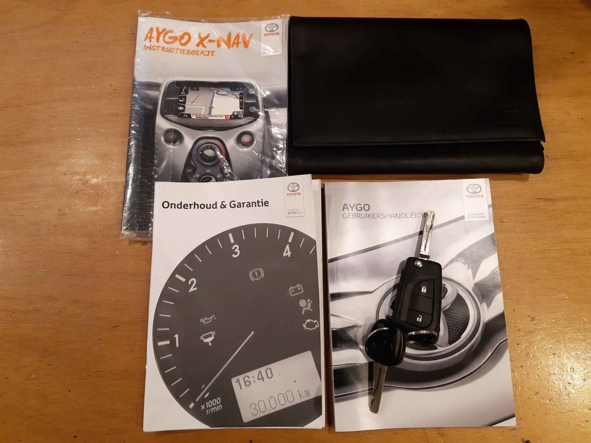 Toyota Aygo 1.0 VVT-i x-play (73 PK) 1e Eig, Keurig-Onderh, 12-Mnd-BOVAG, NL-Auto, Navigatie/Apple-Carplay/Android-Auto, Cruisecontrol, Achteruitrijcamera, Airco, Hill-Hold, Privacy-Glas - 6/36