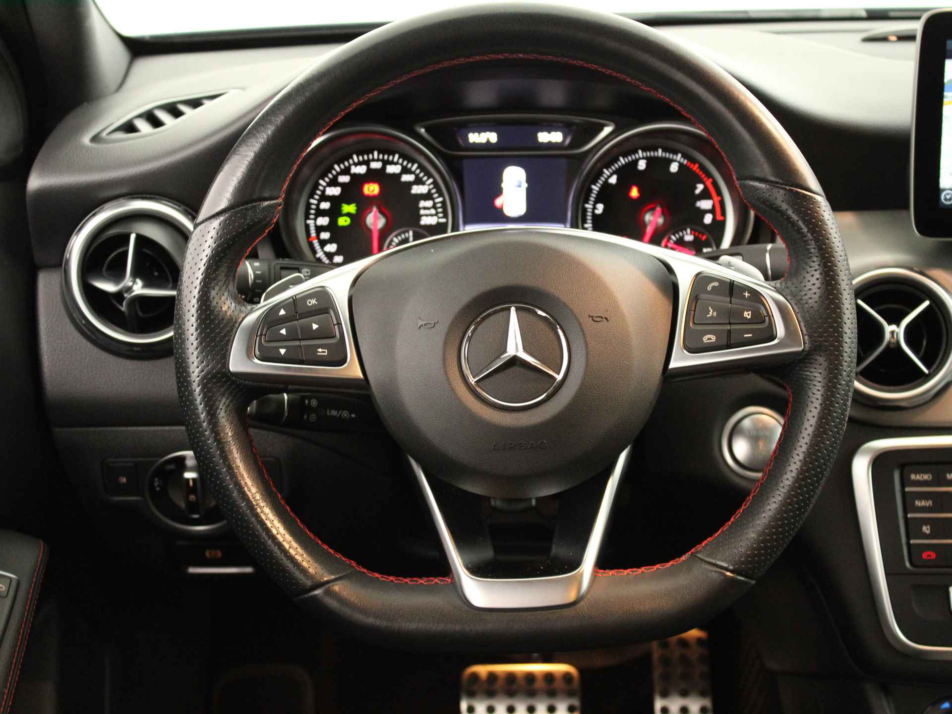 Mercedes-Benz GLA 180 Business Solution AMG | Navigatie | Camera | Climate Control | Stoelverwarming | Parkeersensoren | - 8/44