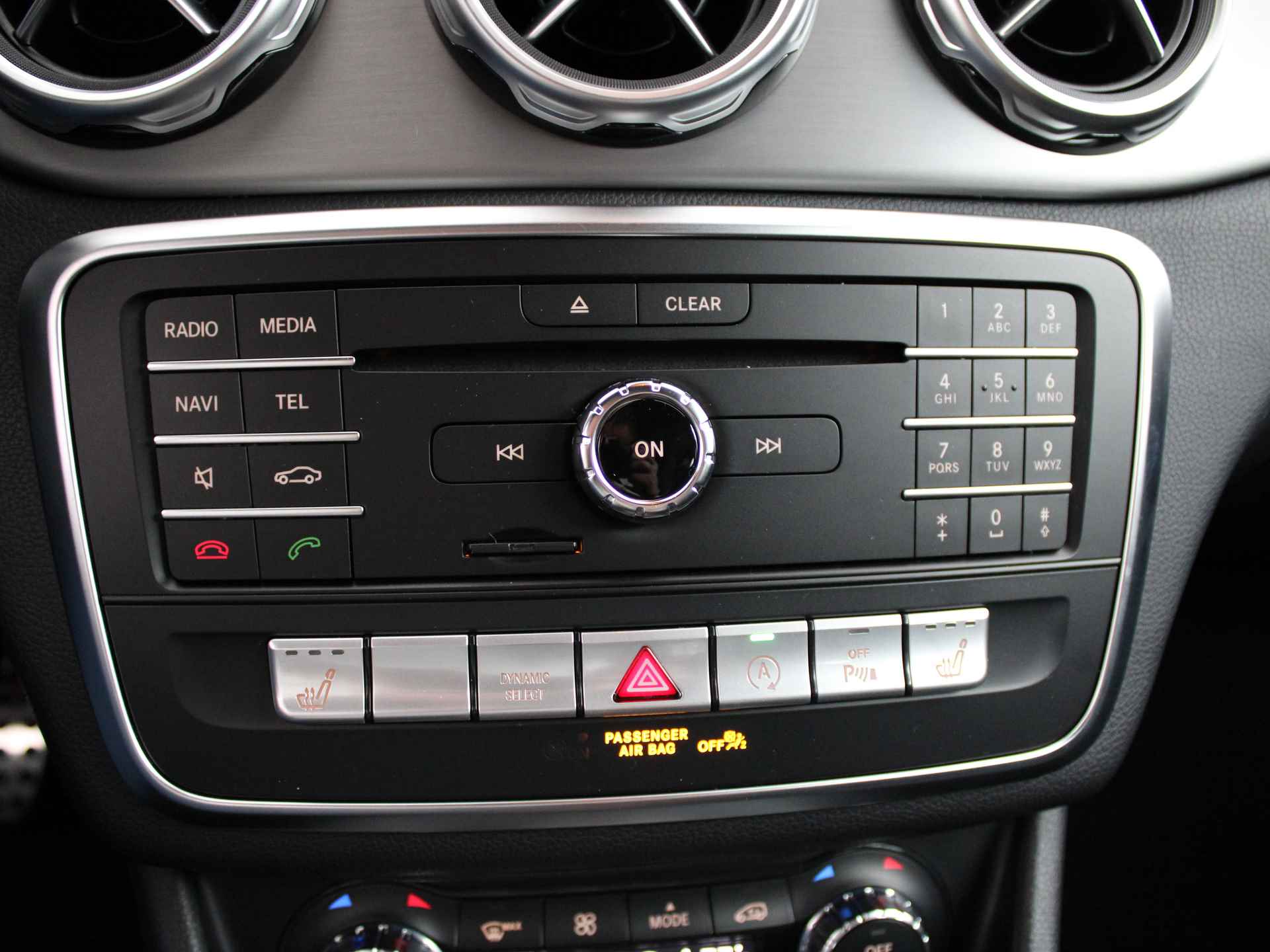 Mercedes-Benz GLA 180 Business Solution AMG | Navigatie | Camera | Climate Control | Stoelverwarming | Parkeersensoren | - 13/44