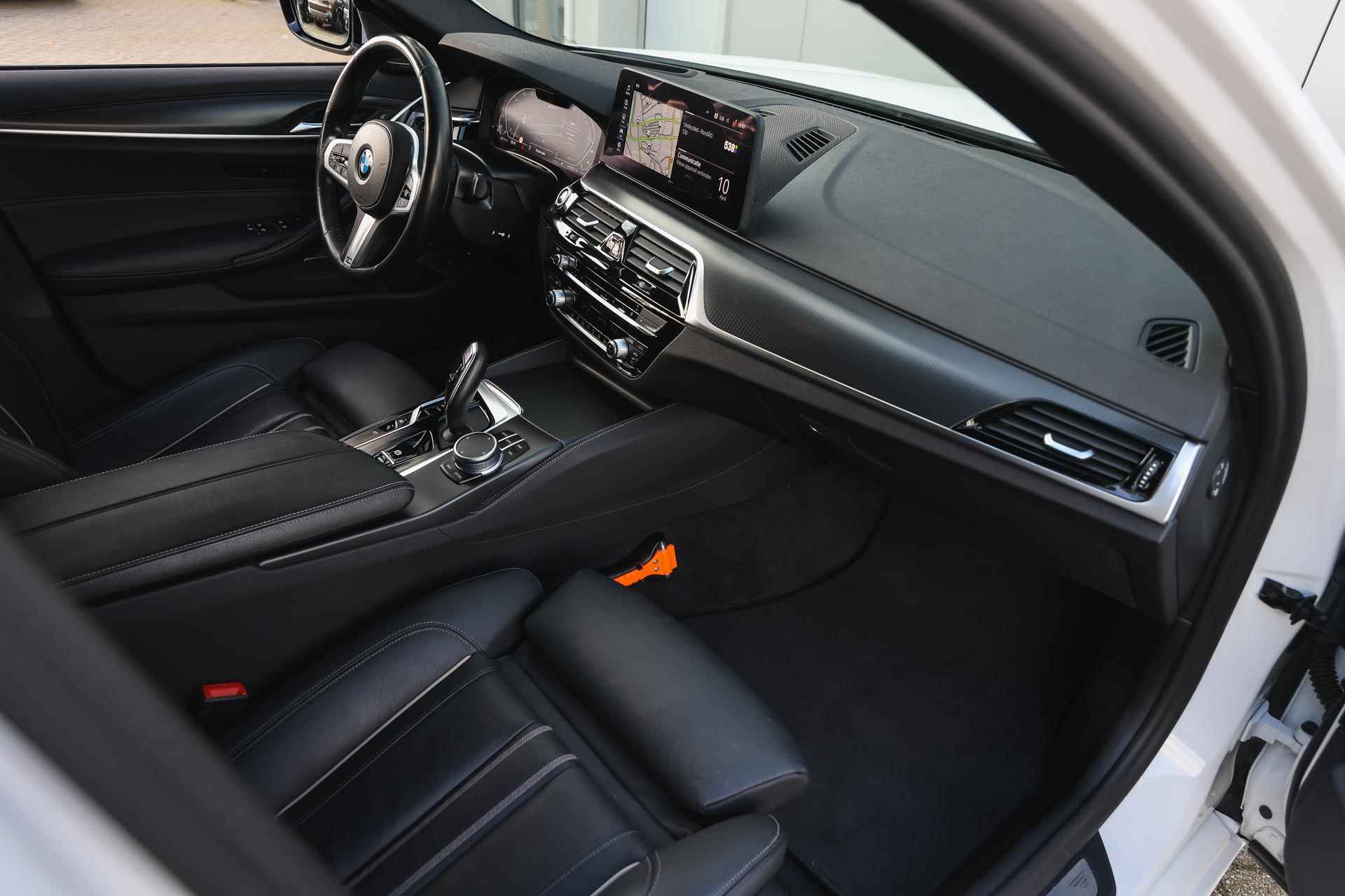 BMW 5 Serie 530e High Executive M Sport Automaat / Trekhaak / Stoelverwarming / Laserlight / Head-Up / Parking Assistant Plus / Live Cockpit Professional / Harman Kardon - 10/38