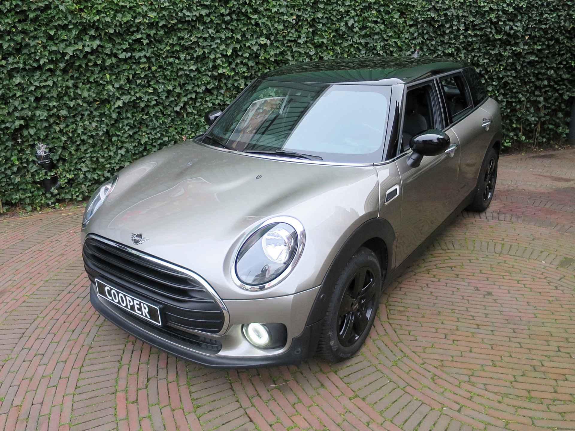 MINI Clubman 1.5 Cooper F54 LCI automaat met Navi, BT, Park.ass, cruise en 16" - 42/43