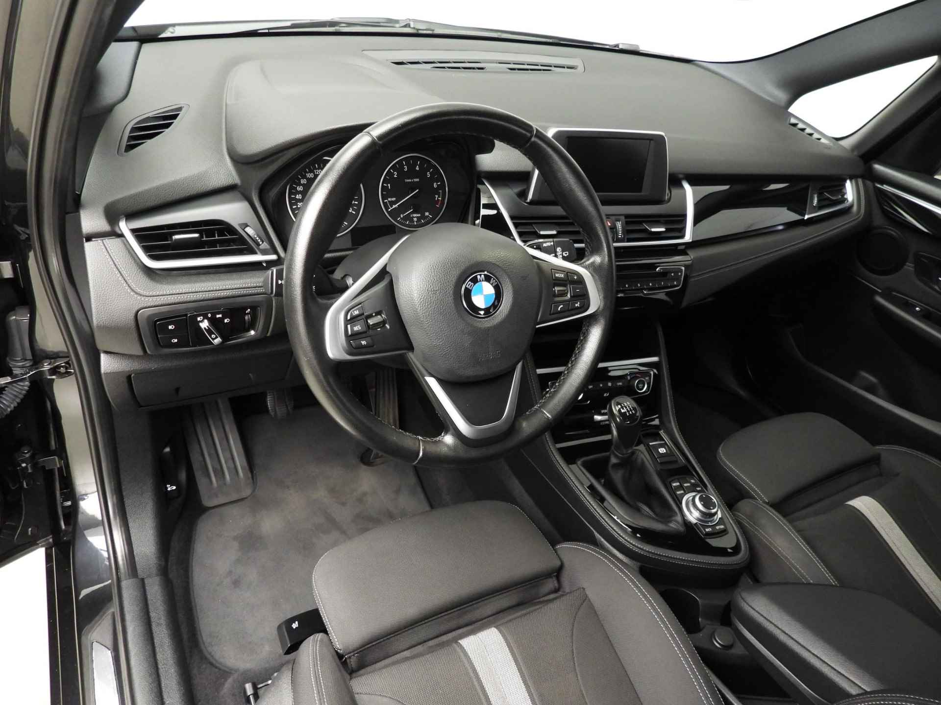 BMW 2 Serie Active Tourer 216i | LED | Navigatie | Sportstoelen | Trekhaak | Chrome line | PDC | Alu 17 inch - 7/46