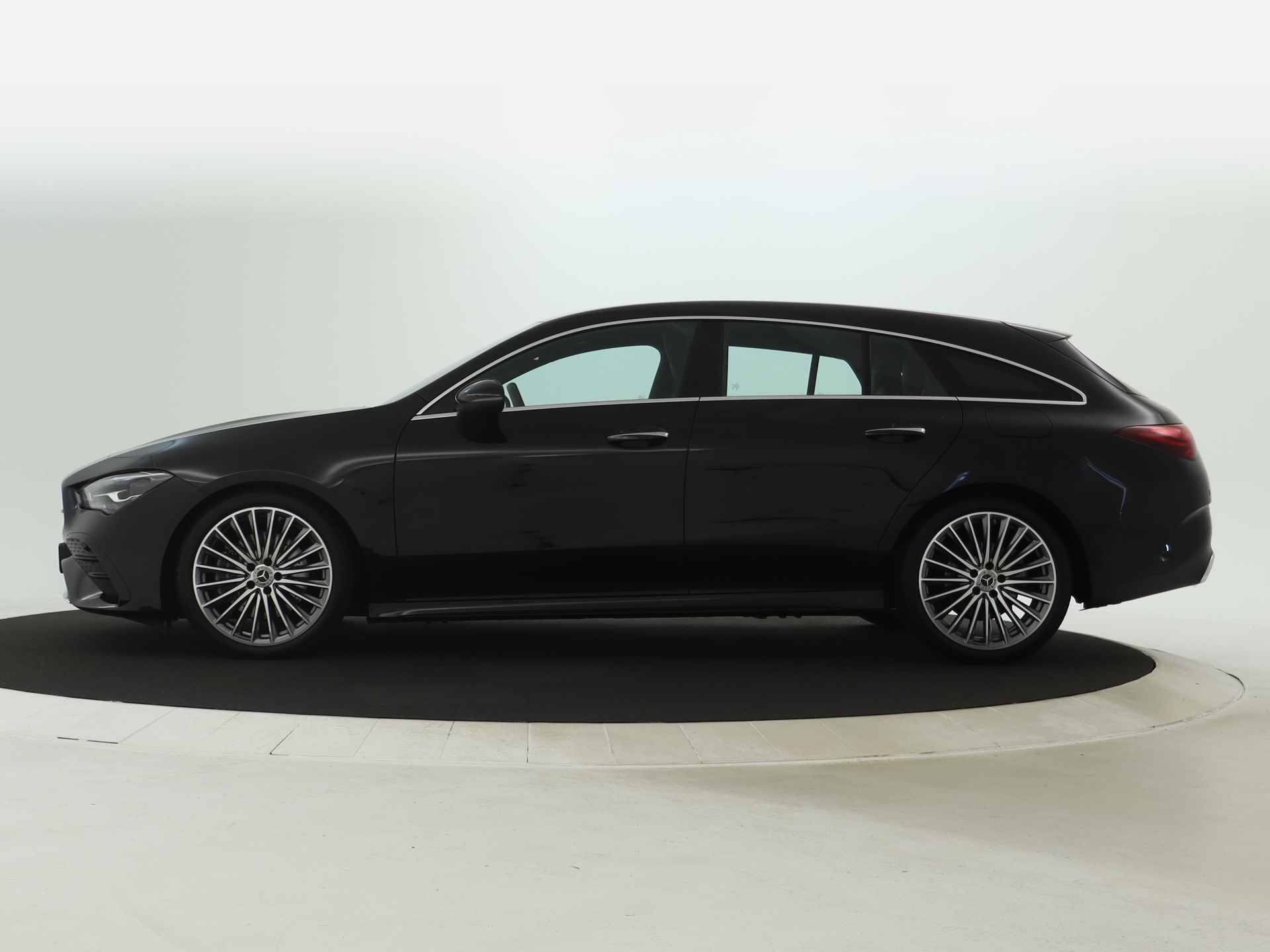 Mercedes-Benz CLA-Klasse Shooting Brake 200 AMG Sportpakket | Keyless Go | Sfeerverlichting | Stoelverwarming | Apple CarPlay | Stoelverwarming | Inclusief 24 maanden MB Certified garantie voor Europa. - 17/45