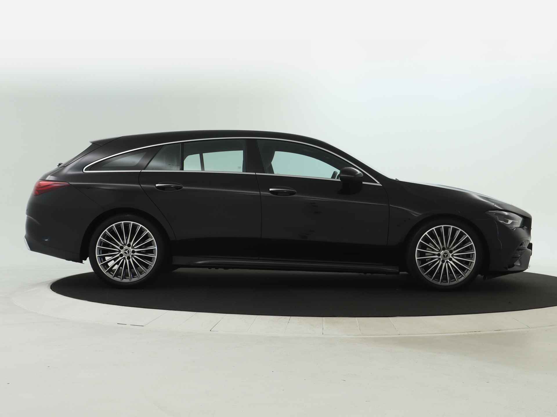 Mercedes-Benz CLA-Klasse Shooting Brake 200 AMG Sportpakket | Keyless Go | Sfeerverlichting | Stoelverwarming | Apple CarPlay | Stoelverwarming | Inclusief 24 maanden MB Certified garantie voor Europa. - 18/45