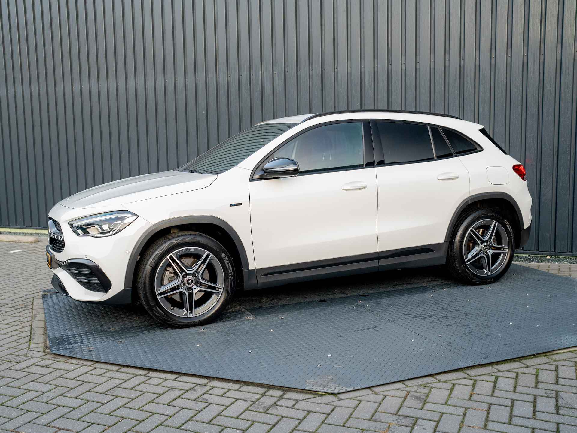 Mercedes-Benz GLA 250e AMG Line | Night pakket | Sfeerverlichting | Camera | Elk A-klep | Prijs Rijklaar!! - 3/53