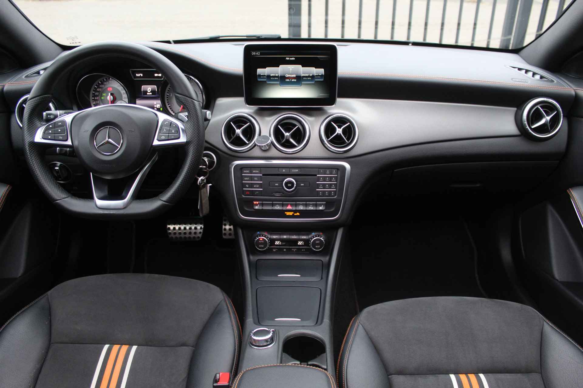 Mercedes-Benz CLA-Klasse Shooting Brake 180 OrangeArt Edition Automaat AMG pakket Panoramadak/Achteruitrijcamera/Navigatie/StoelVerwarming/Cruise control - 14/30