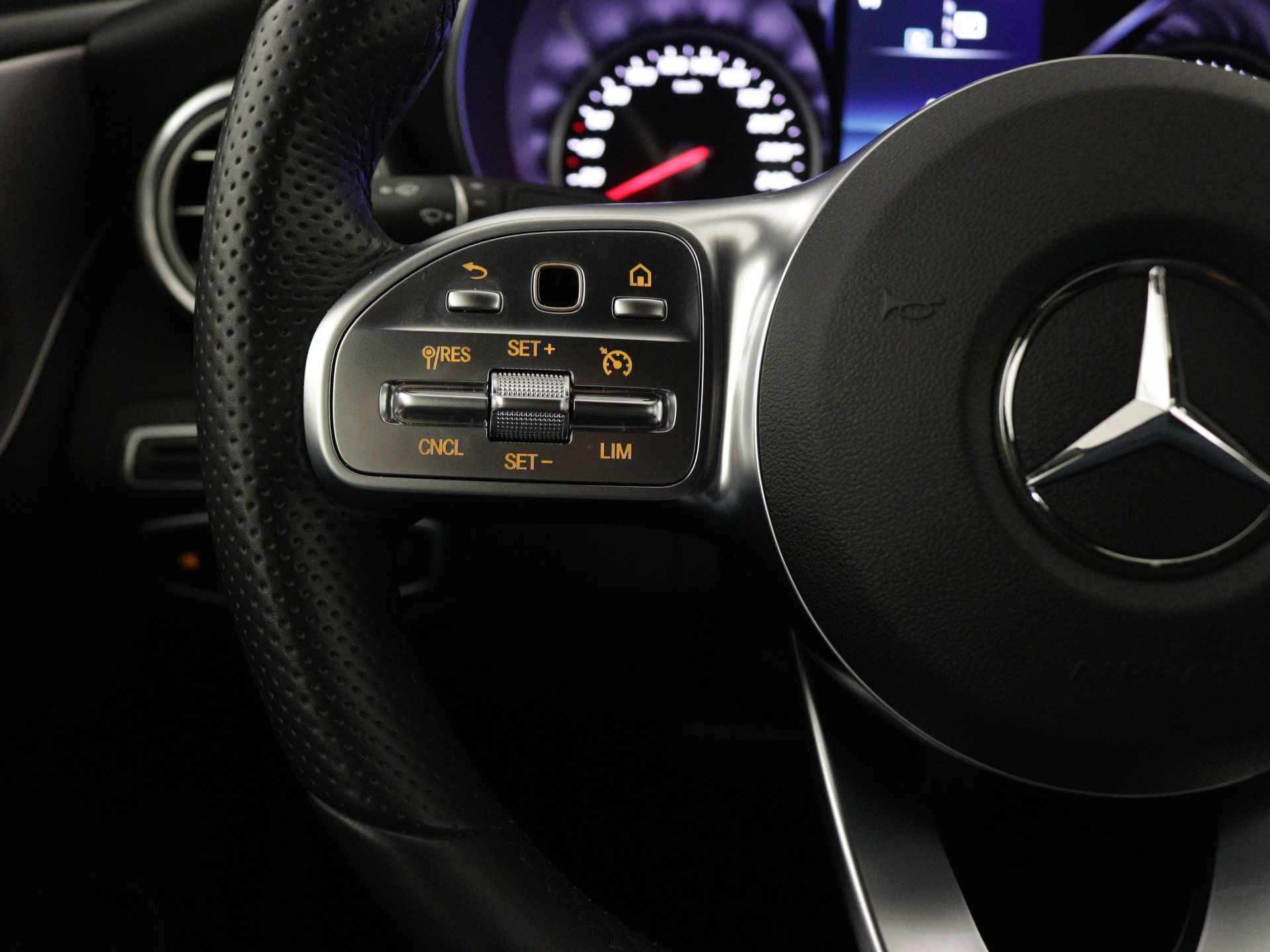 Mercedes-Benz C-Klasse Cabrio 180 AMG Sportpakket | Airscarf | Aircap | Stoelverwarming | LED | Car Play | Navigatie | Parkeerpakket met Camera | Inclusief 24 maanden Mercedes-Benz Certified garantie voor Europa. - 19/41
