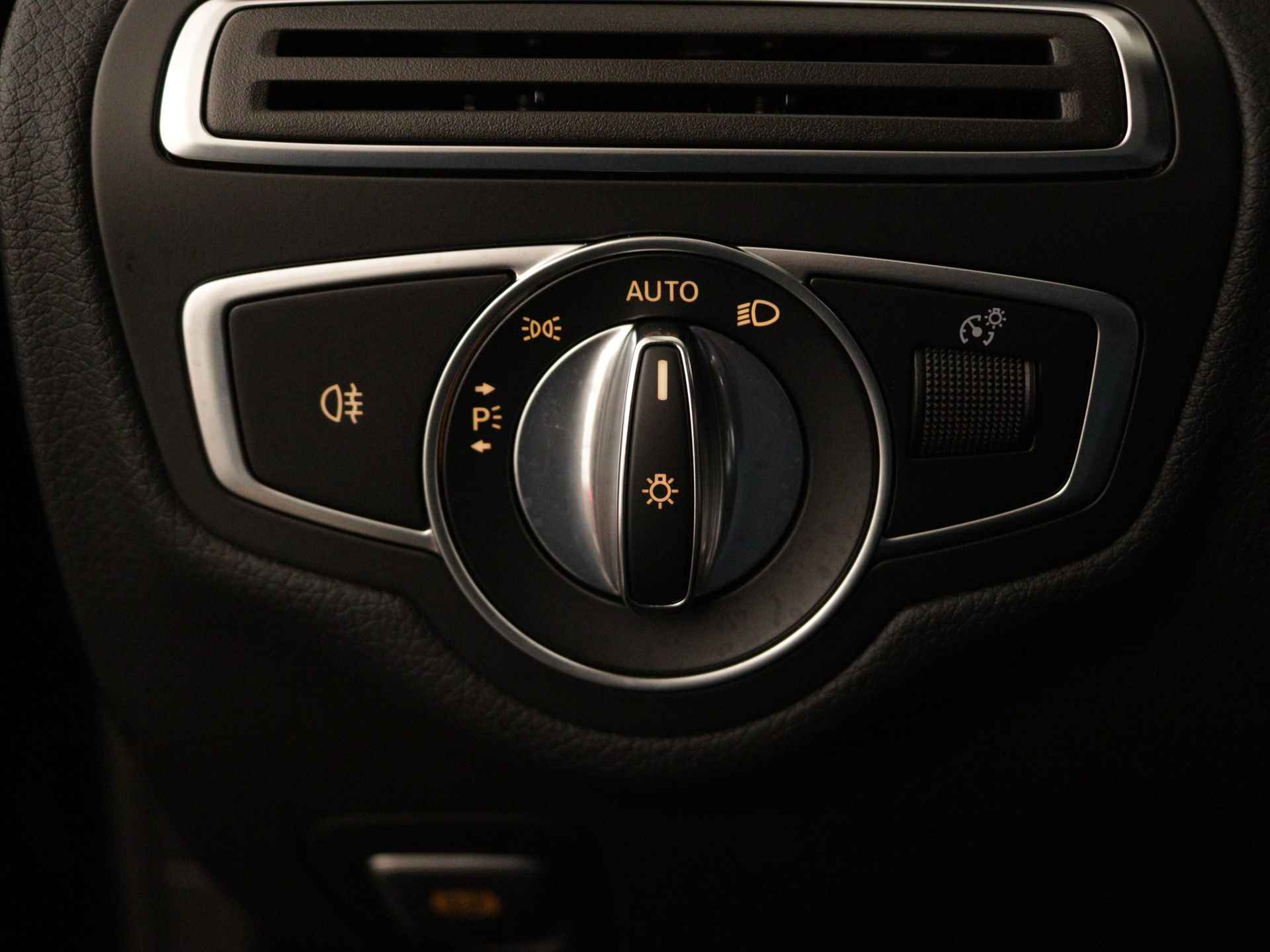 Mercedes-Benz C-Klasse Cabrio 180 AMG Sportpakket | Airscarf | Aircap | Stoelverwarming | LED | Car Play | Navigatie | Parkeerpakket met Camera | Inclusief 24 maanden Mercedes-Benz Certified garantie voor Europa. - 29/41