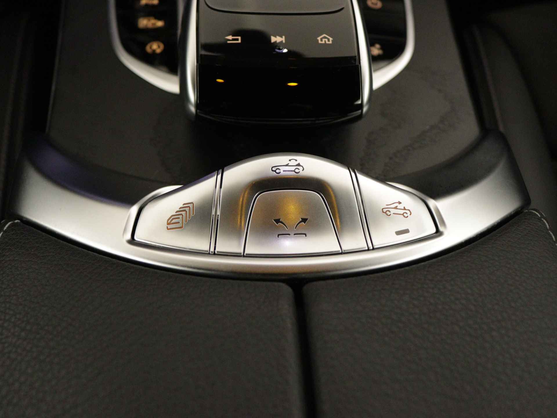 Mercedes-Benz C-Klasse Cabrio 180 AMG Sportpakket | Airscarf | Aircap | Stoelverwarming | LED | Car Play | Navigatie | Parkeerpakket met Camera | Inclusief 24 maanden Mercedes-Benz Certified garantie voor Europa. - 30/41