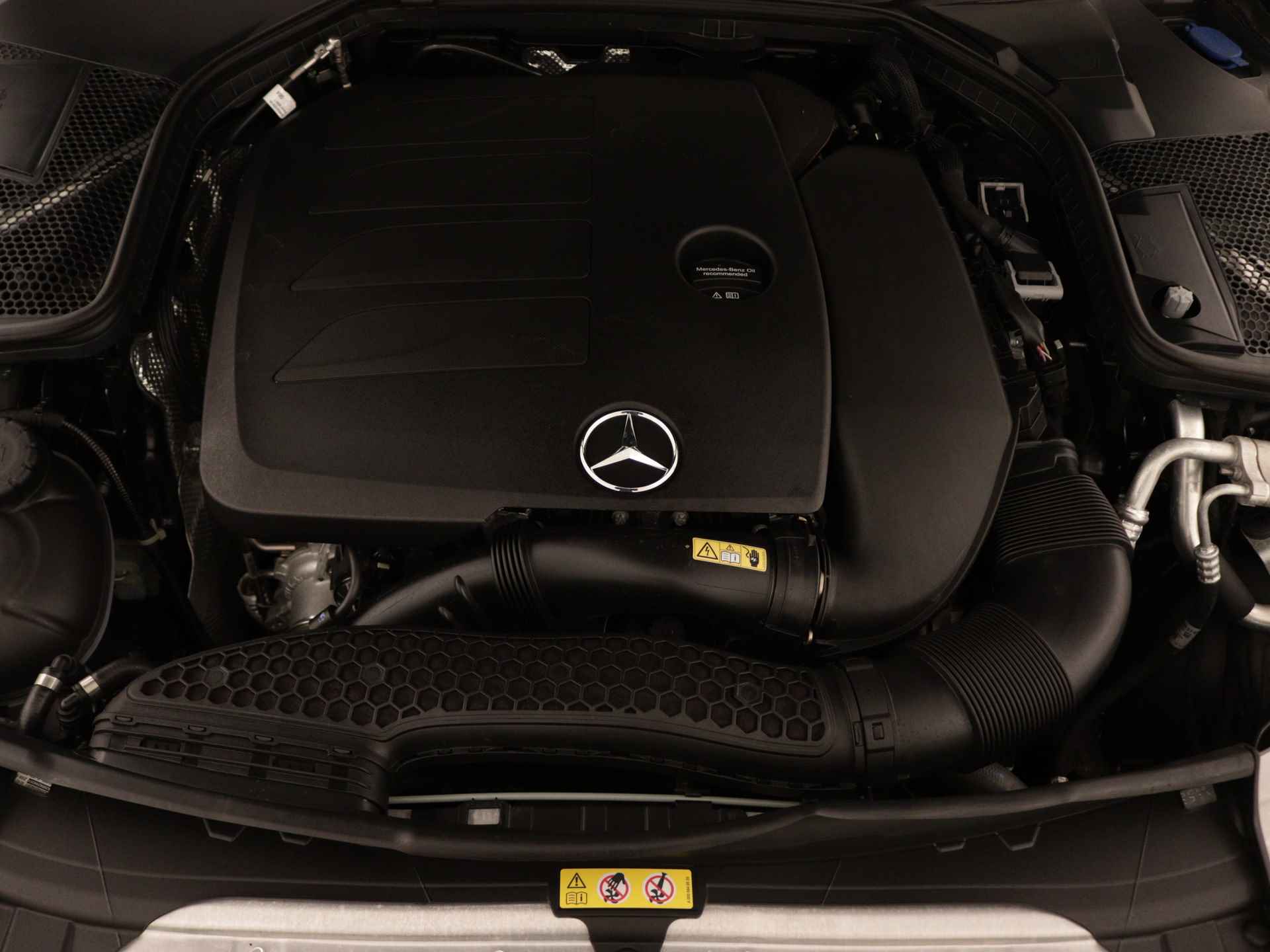 Mercedes-Benz C-Klasse Cabrio 180 AMG Sportpakket | Airscarf | Aircap | Stoelverwarming | LED | Car Play | Navigatie | Parkeerpakket met Camera | Inclusief 24 maanden Mercedes-Benz Certified garantie voor Europa. - 35/41